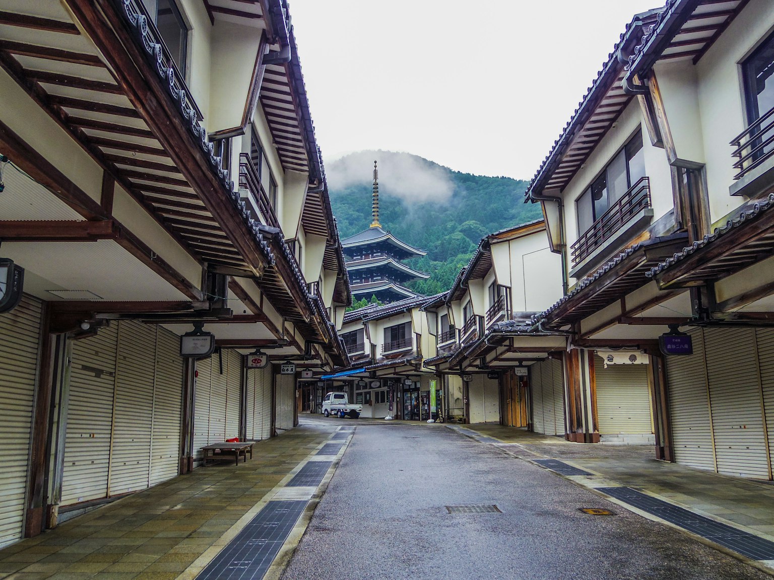 Đường phố yên tĩnh với các tòa nhà truyền thống và phông nền núi