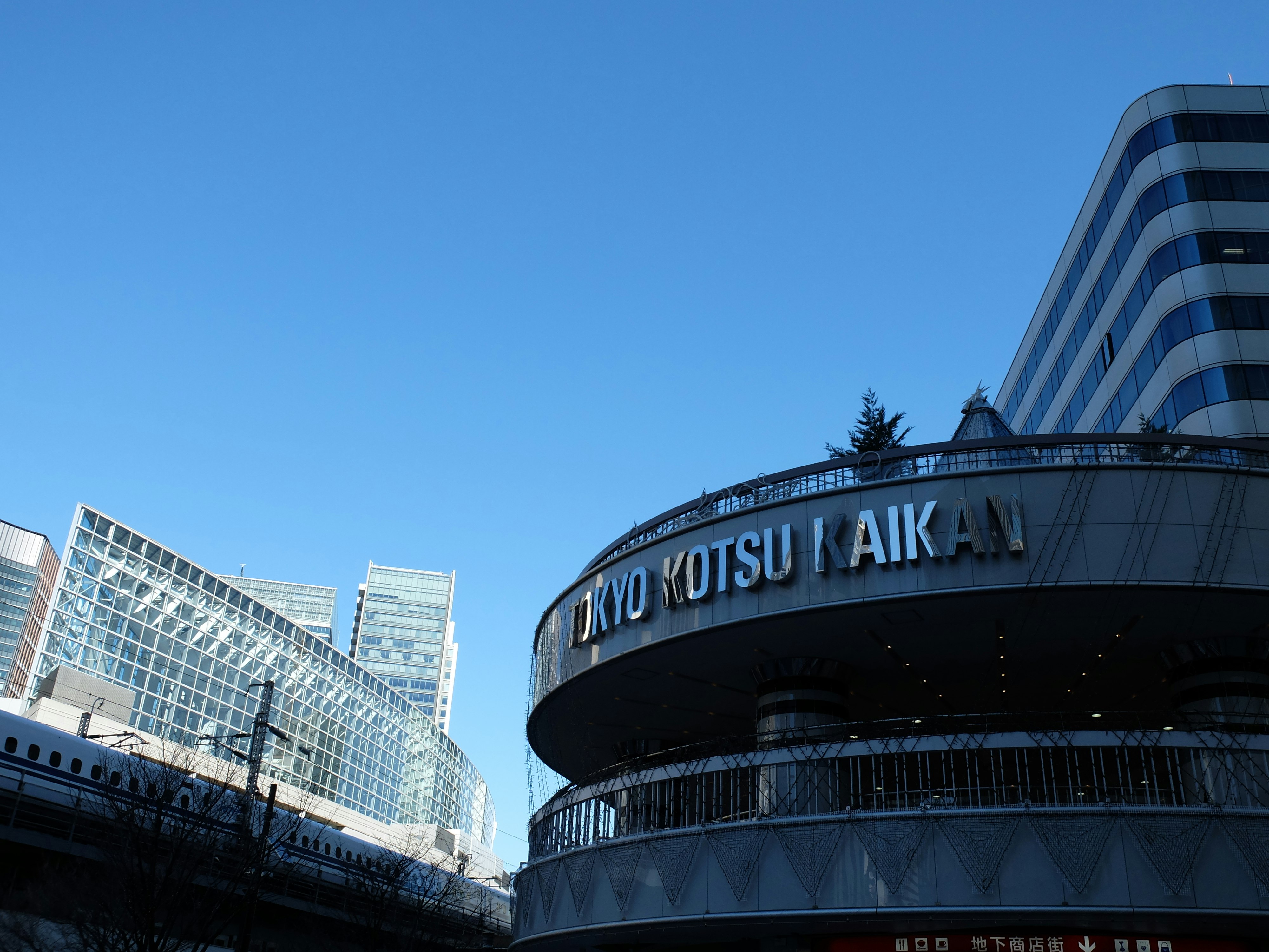 Facciata di un edificio sul lungomare con l’insegna “KYOTO KOTSU AIKAN”