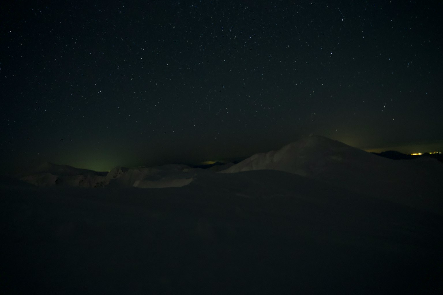 Ciel étoilé au-dessus des montagnes enneigées