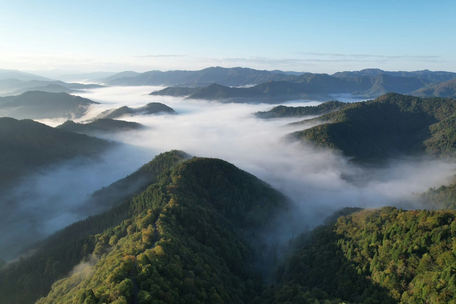 滋賀の峠から見渡す雲海の山並み
