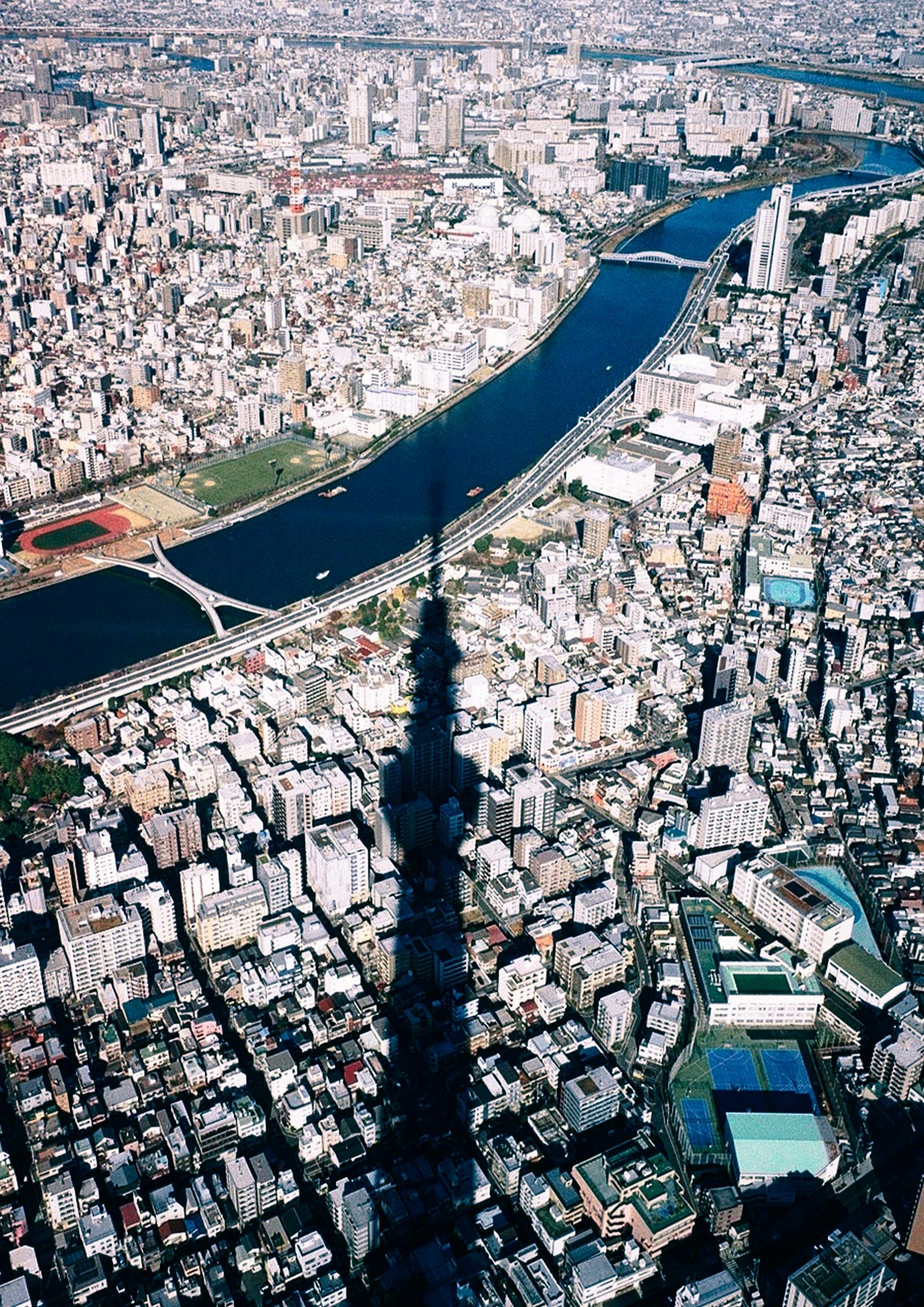 Hình ảnh trên không của thành phố với bóng của Tokyo Skytree