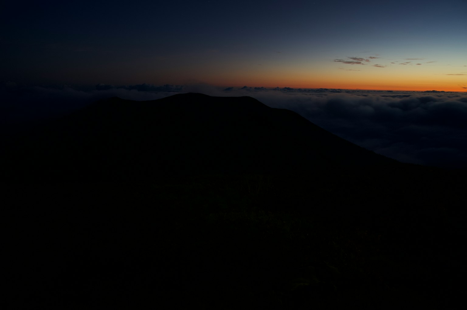 Silueta de una montaña con luz del amanecer