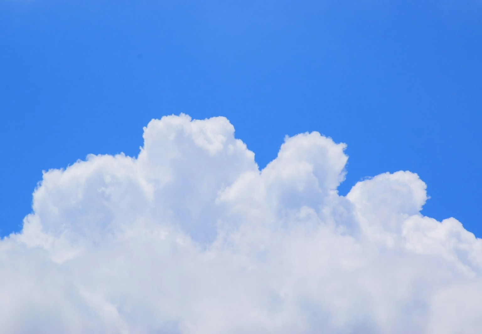 Bella scena di nuvole bianche contro un cielo blu