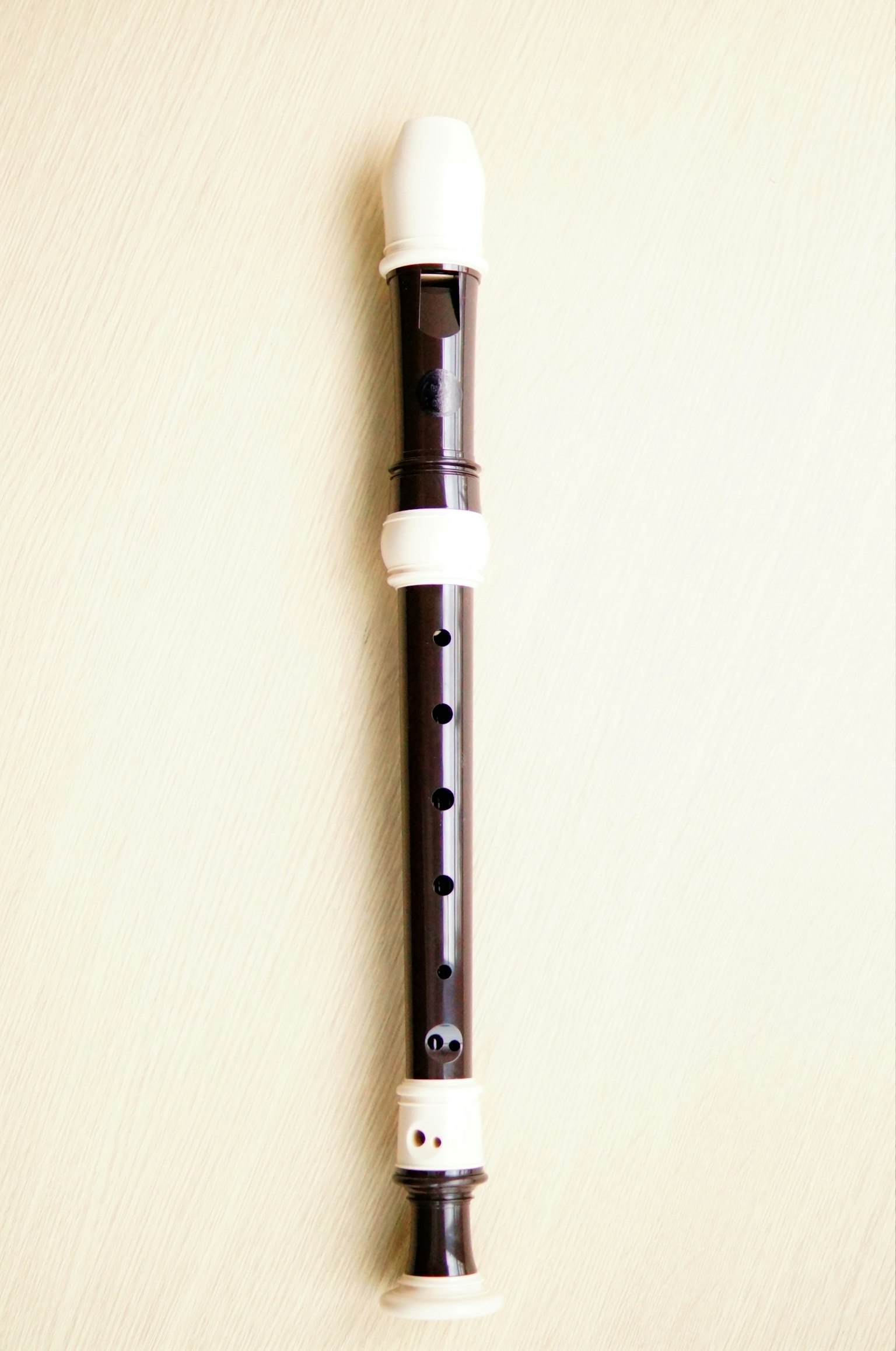 Un clarinete negro y blanco colocado horizontalmente