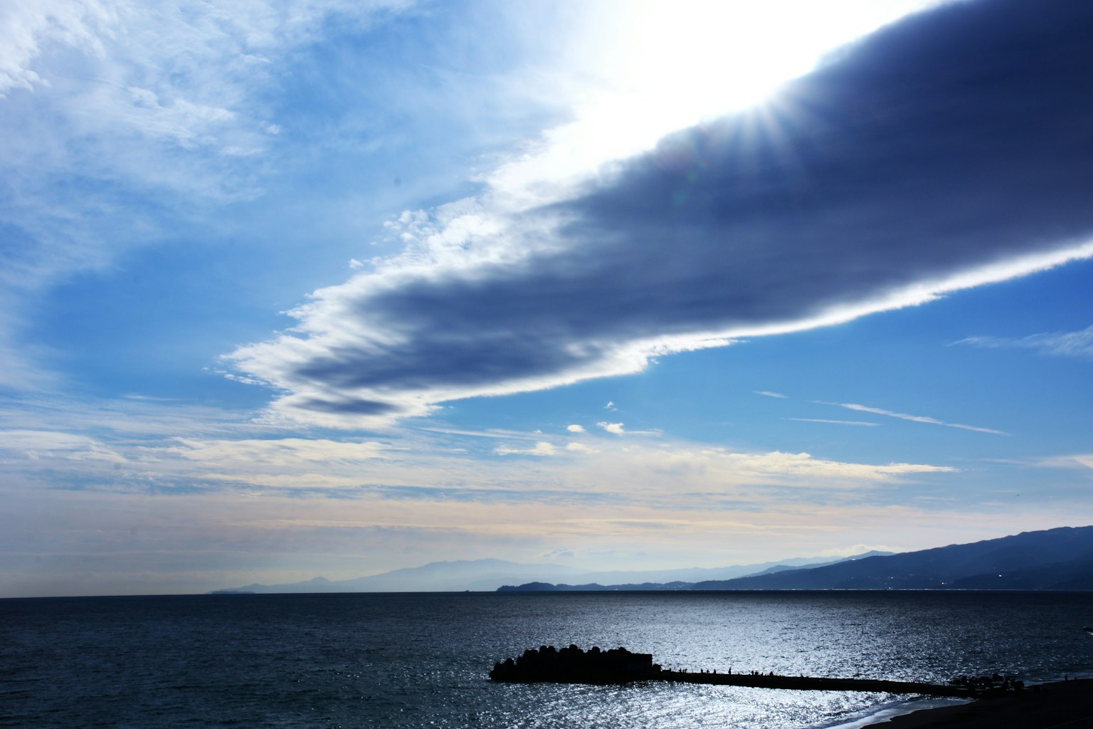Panoramablick auf den blauen Ozean und den Himmel mit Wolken