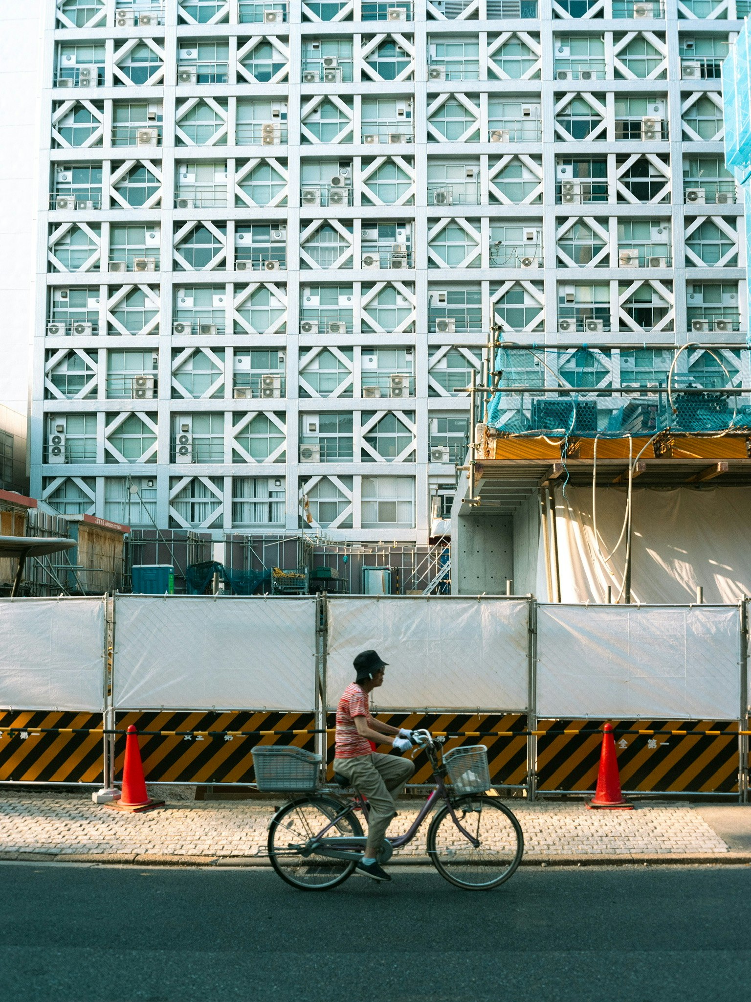 格子状の外壁と自転車が並ぶ屋外の風景