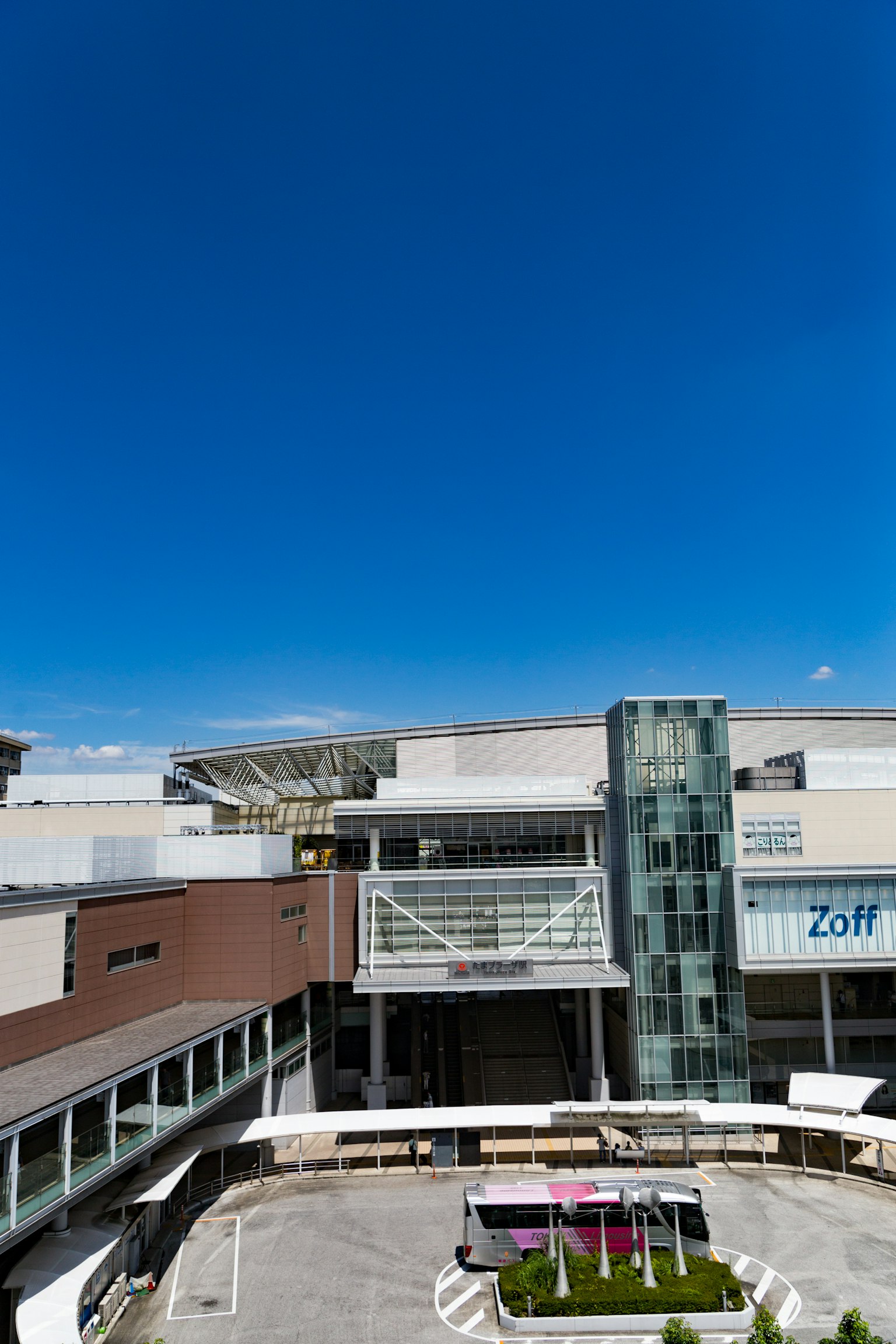 Esterno di un moderno centro commerciale sotto un cielo blu chiaro