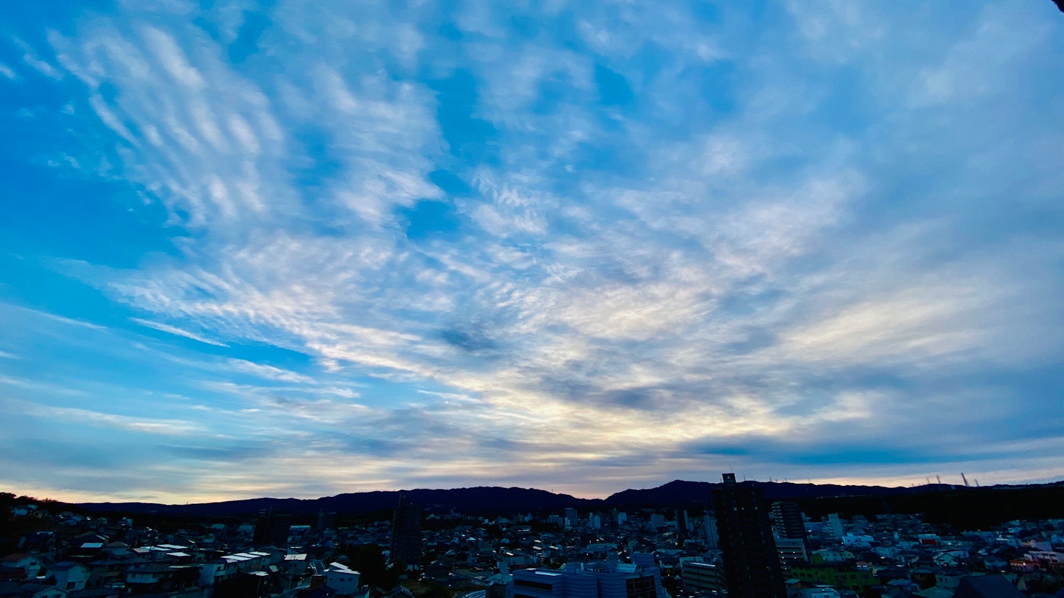 Panoramablick auf einen blauen Himmel mit Wolken