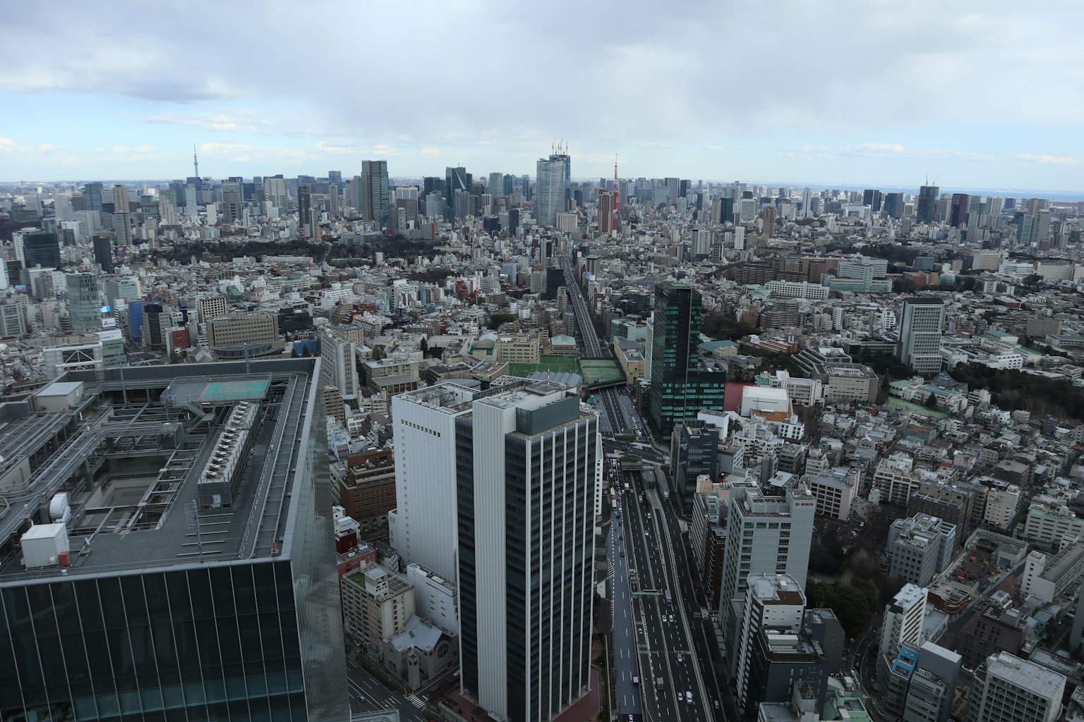 東京高樓大廈的全景視圖在陰雲密布的天空下