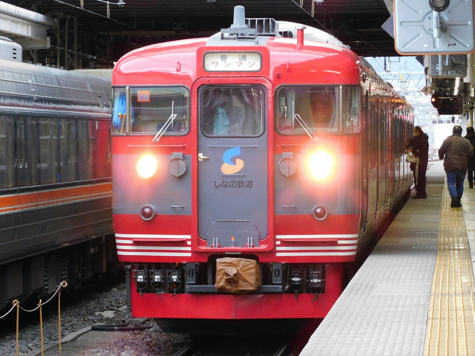 รถไฟแดงมาถึงสถานีพร้อมผู้โดยสาร