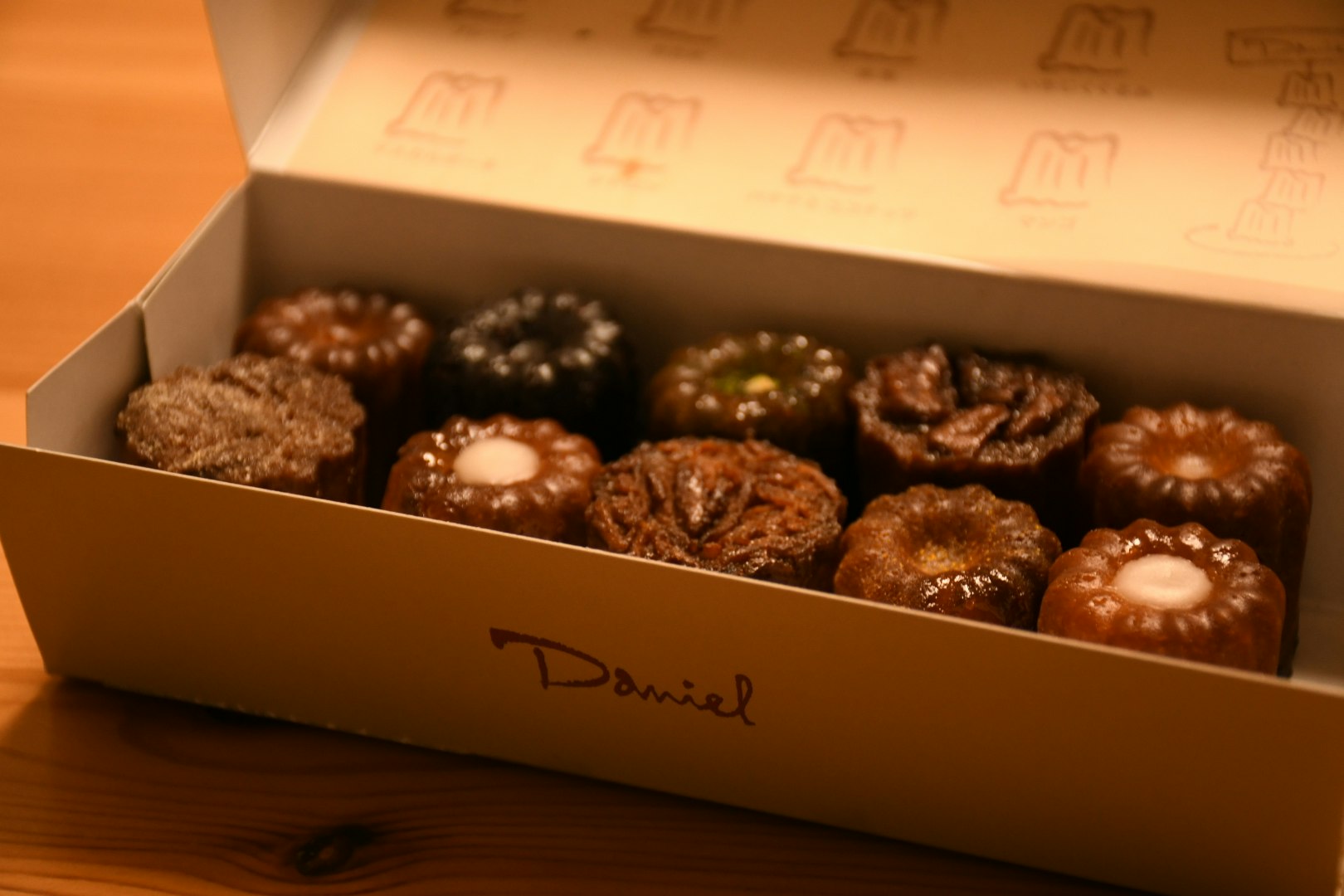 bánh donut nhiều loại trong hộp quà