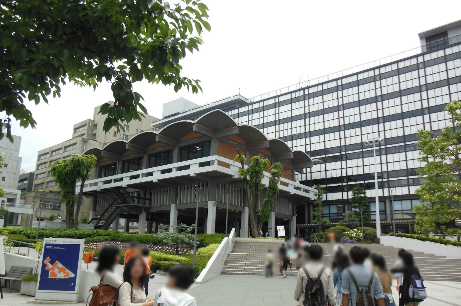ภาพเมืองที่ผู้คนรวมตัวอยู่หน้าตึกทันสมัย