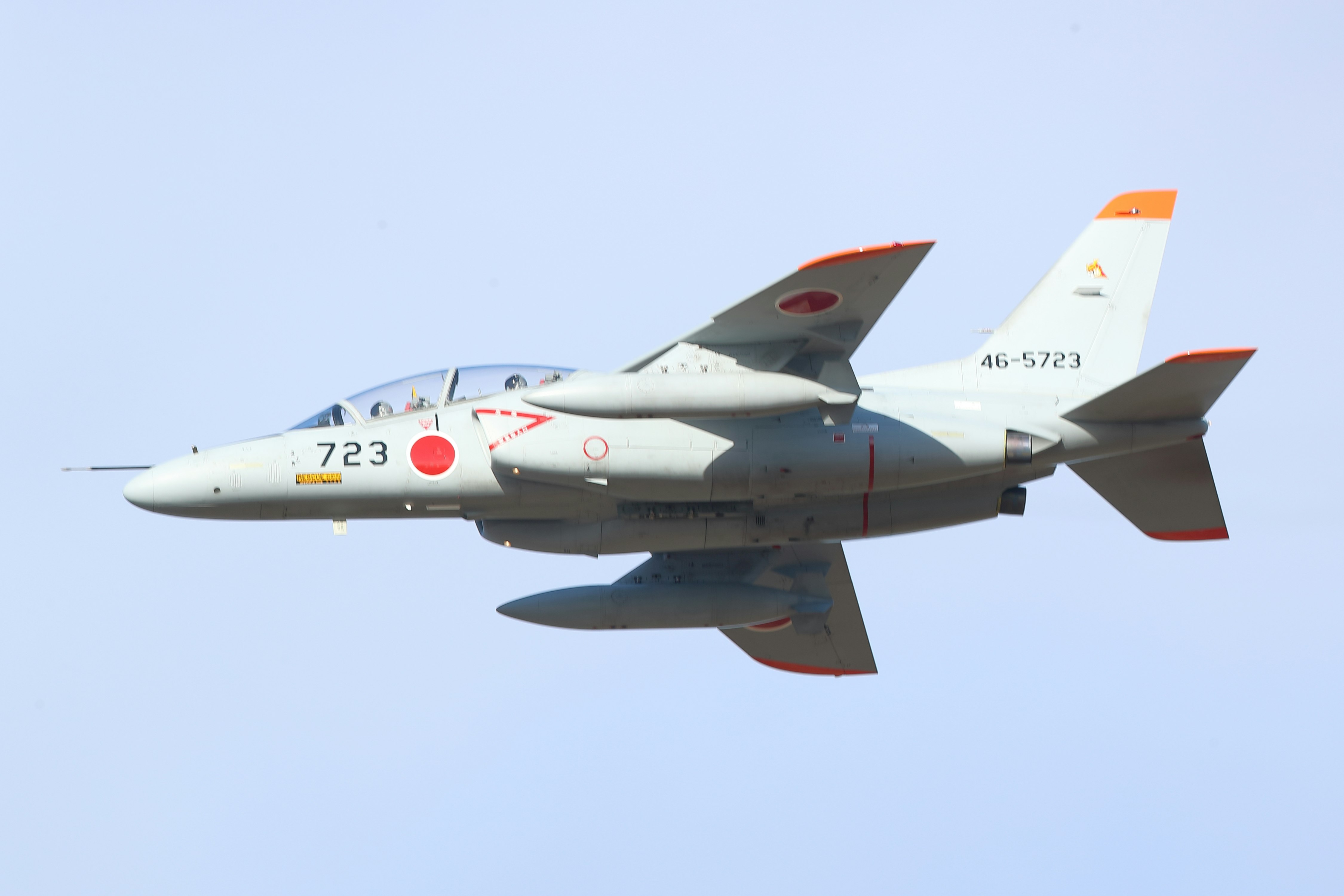 飛行中の戦闘機（F-2）