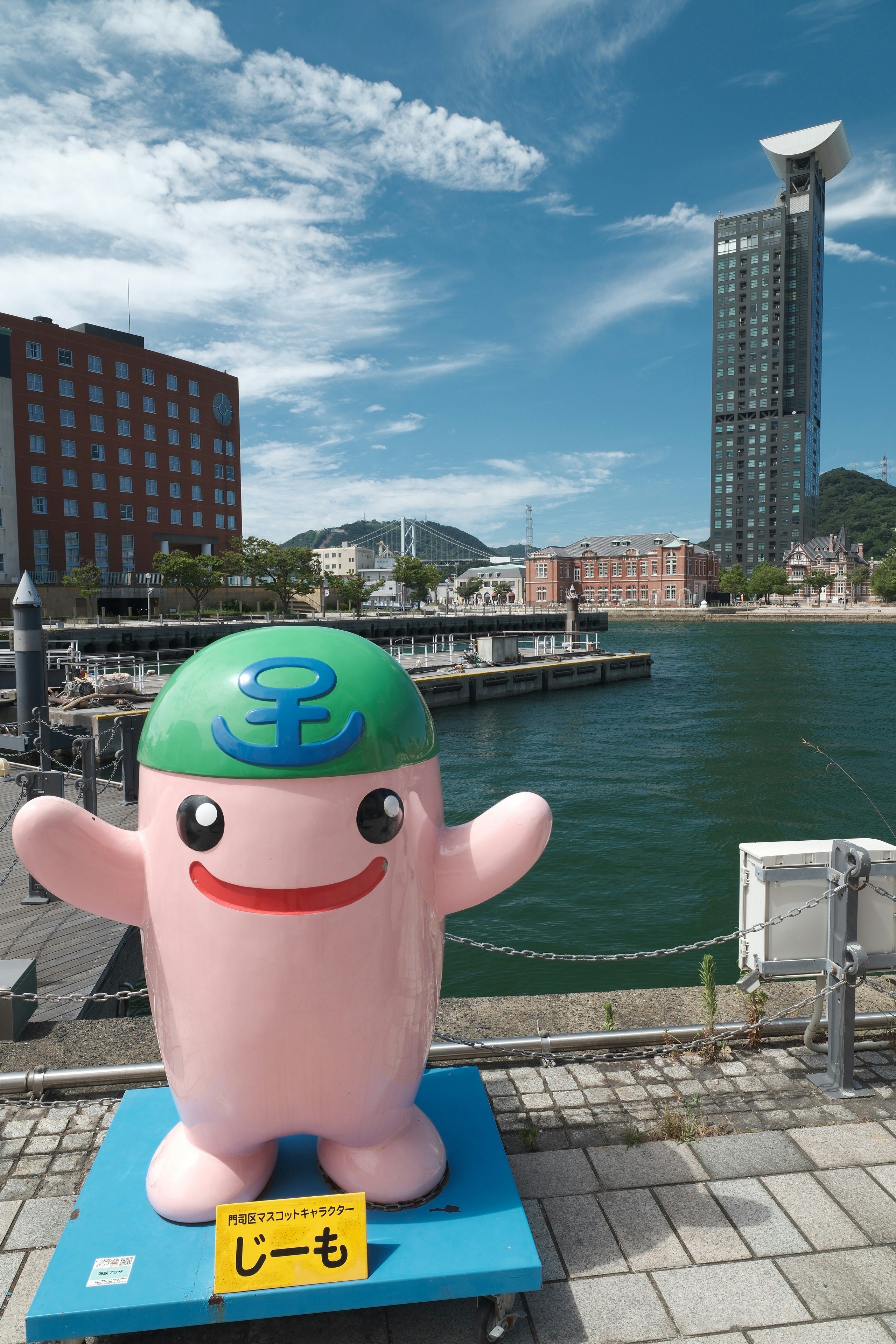 北九州市門司港レトロの海辺で手を広げるキャラクター像