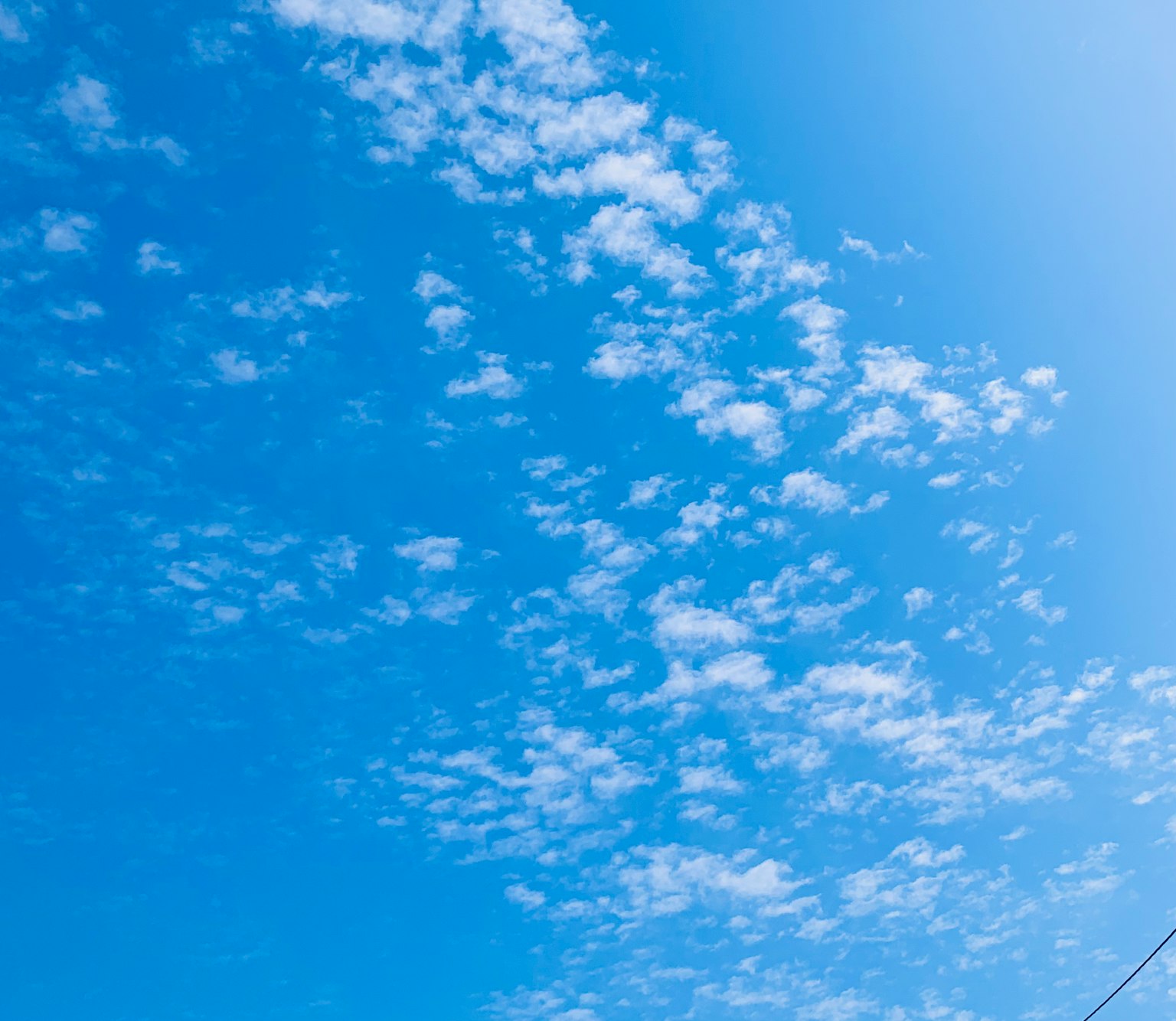 Langit biru cerah dengan awan putih yang tersebar