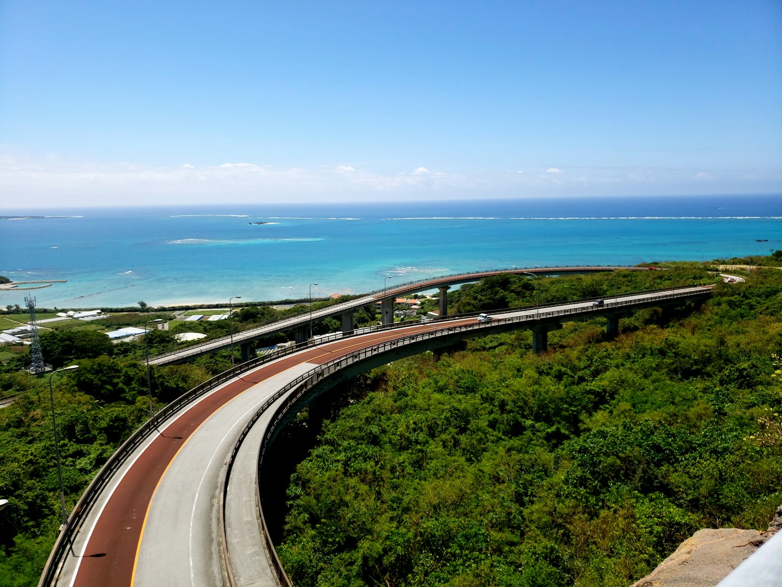 Vue panoramique d'une route sinueuse surplombant un océan bleu