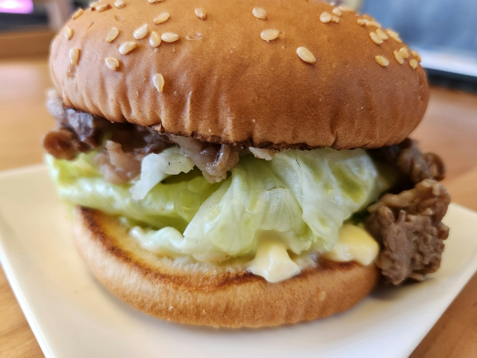 Bánh hamburger với bánh brioche vừng, xà lách và thịt bò