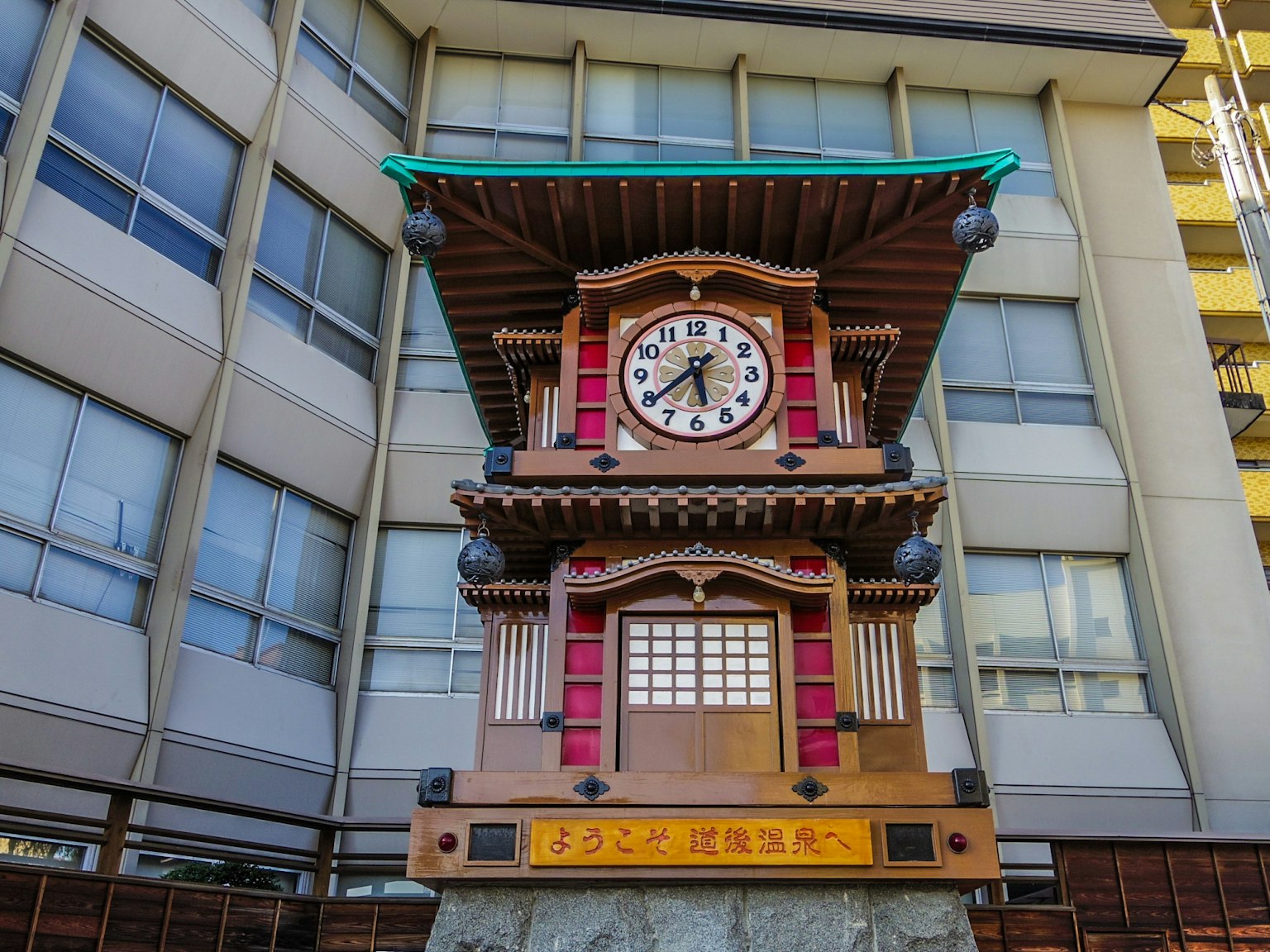 传统日本钟楼在现代建筑前