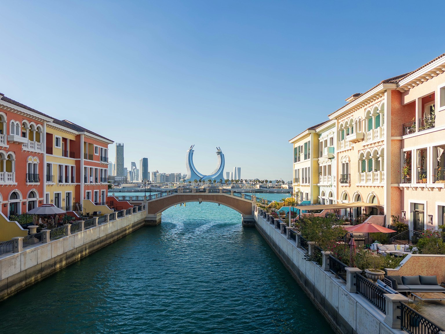 沿水道的多彩建筑风景与背景中的现代建筑