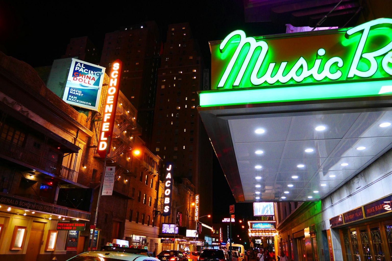 Brillante letrero de neón de Music Box en una animada calle de la ciudad por la noche