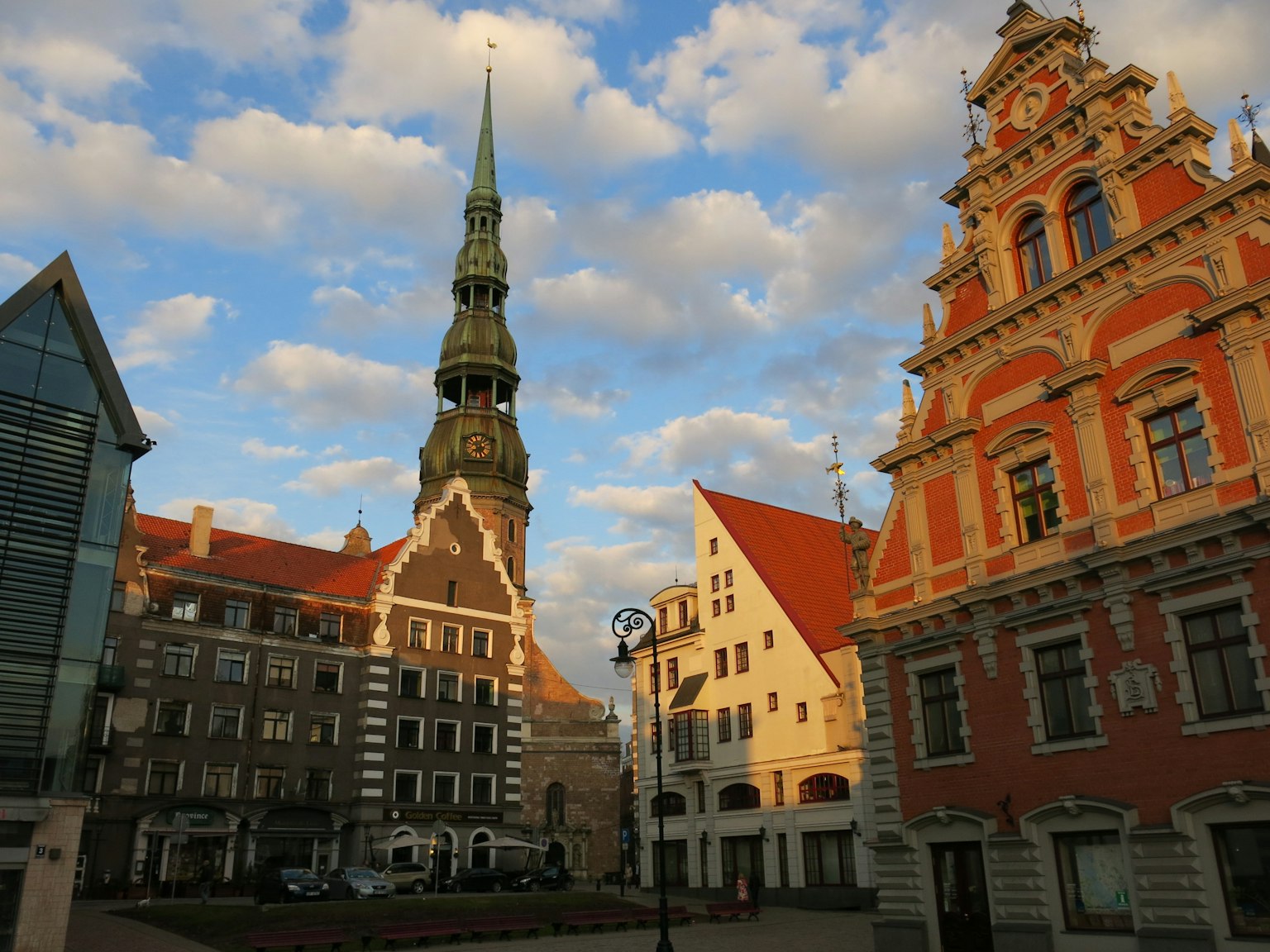 Edifici storici e alta guglia in una bella piazza a Riga, Lettonia