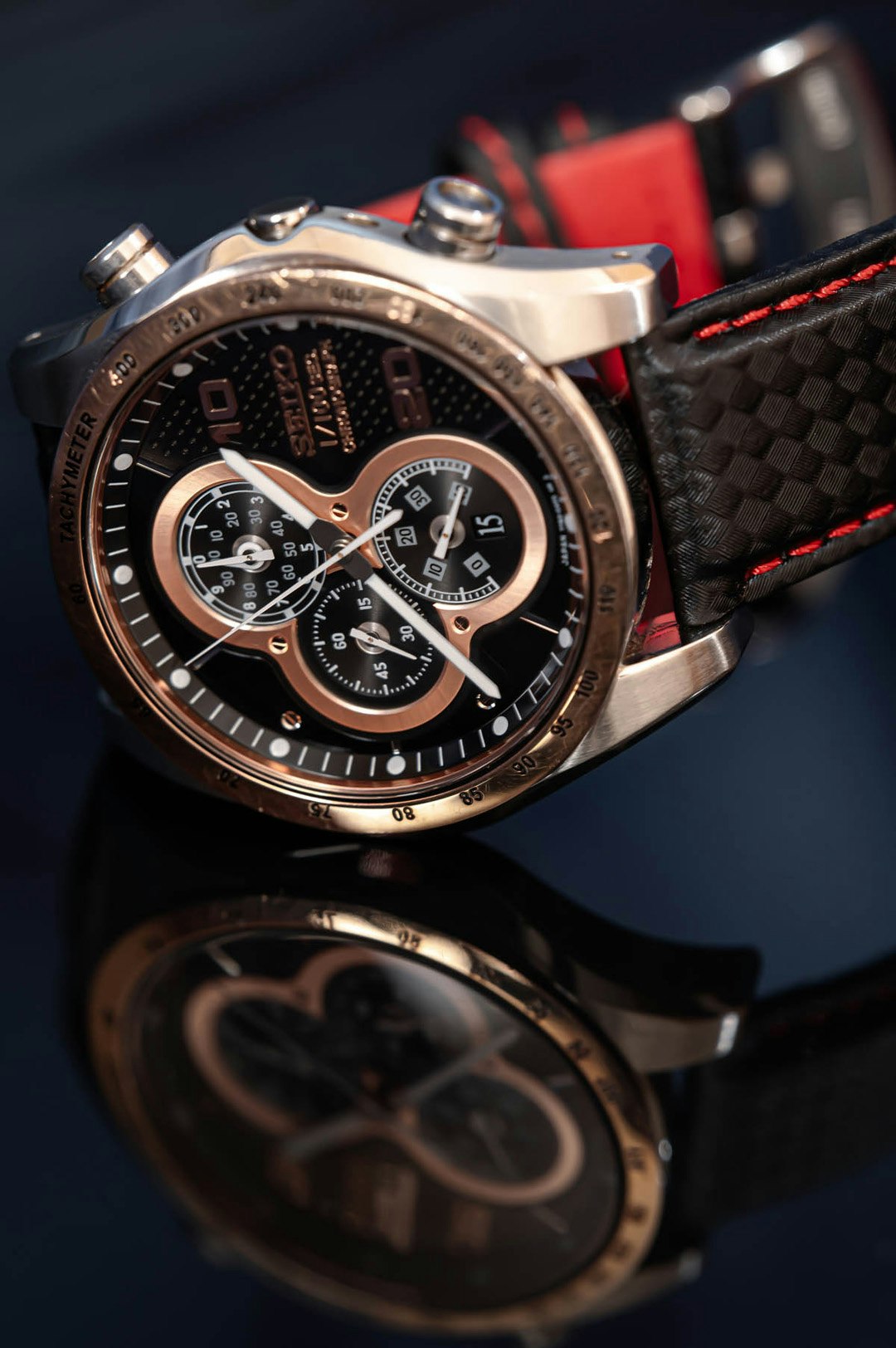 gros plan d’une montre-bracelet avec un bracelet en cuir à surpiqûres rouges image