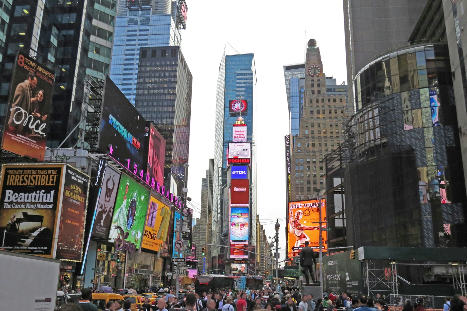 Escena vibrante de Times Square con numerosos anuncios y rascacielos