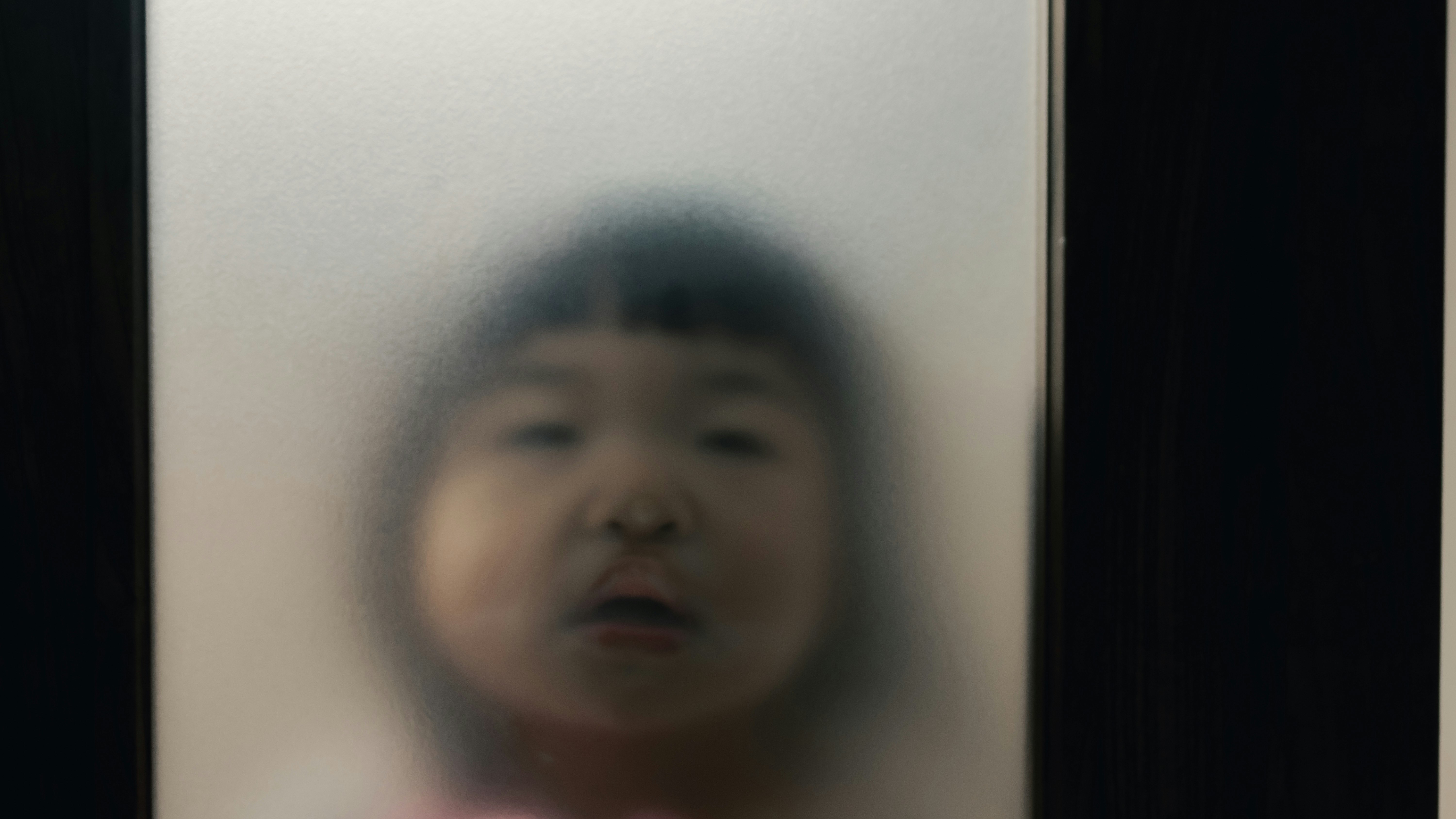 おかっぱ頭の子どものぼやけたポートレート