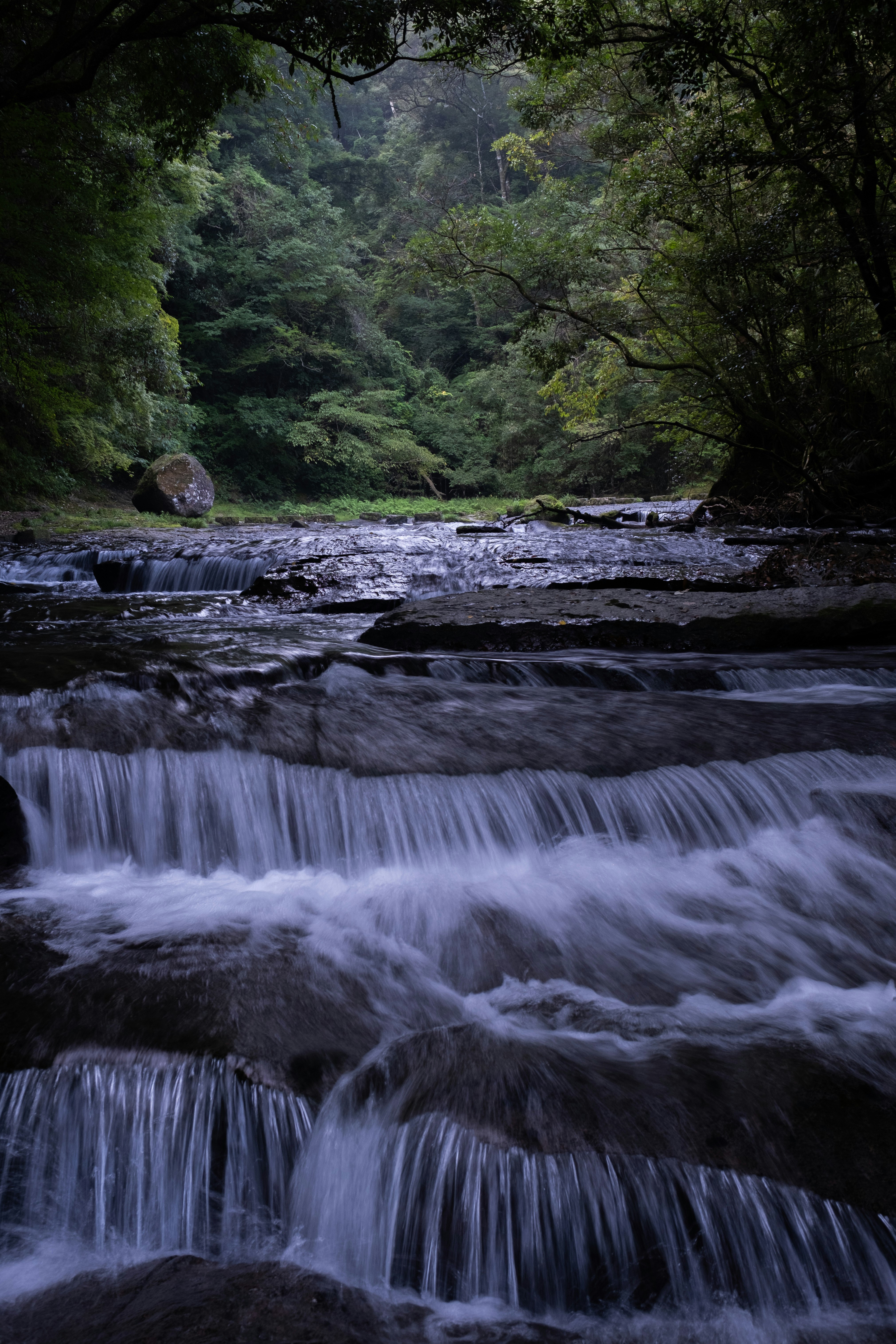 早朝の大川原峡を流れる川と滝の景色