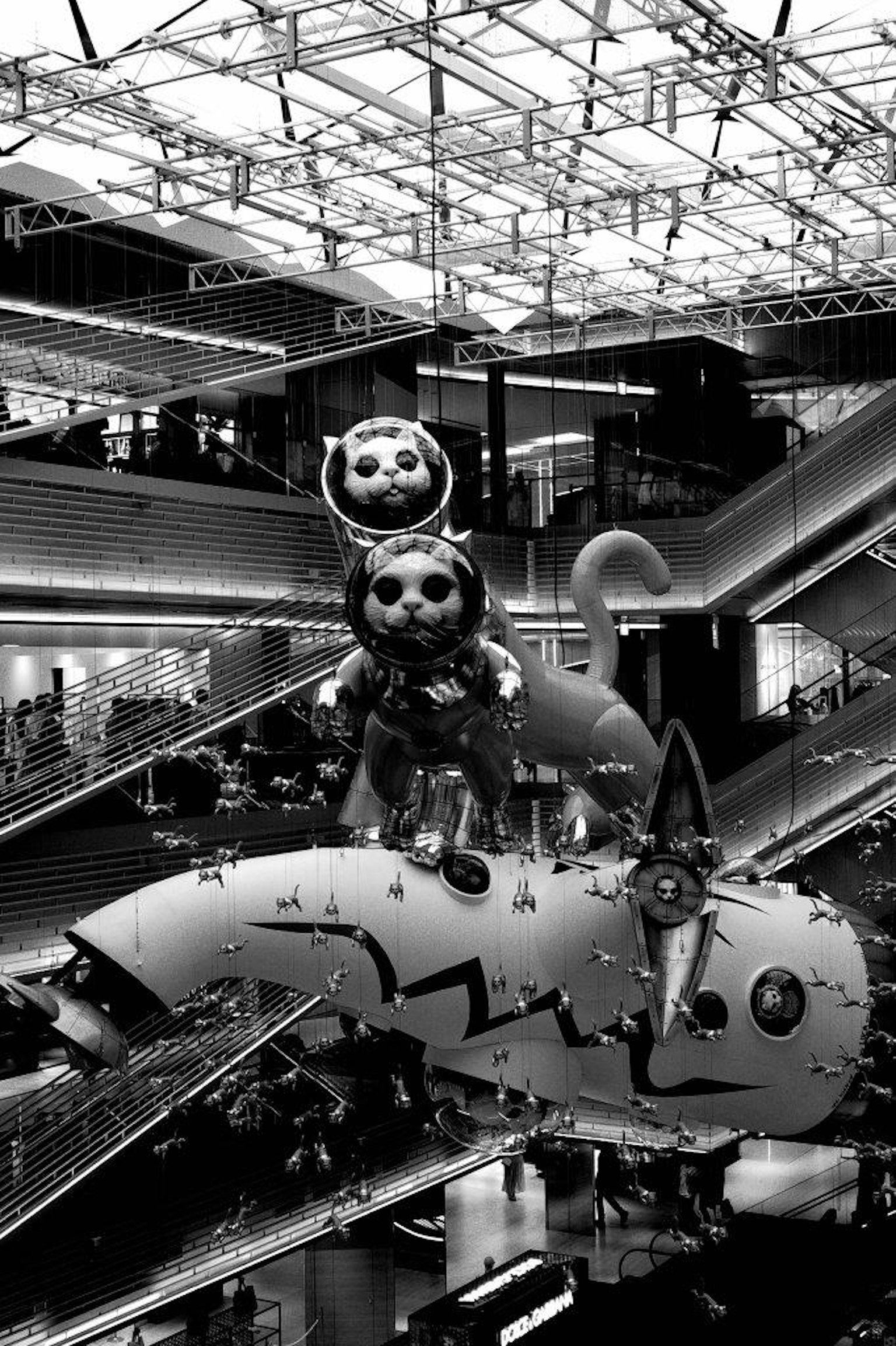 Installazione artistica con personaggi fantasiosi esposti in uno spazio commerciale