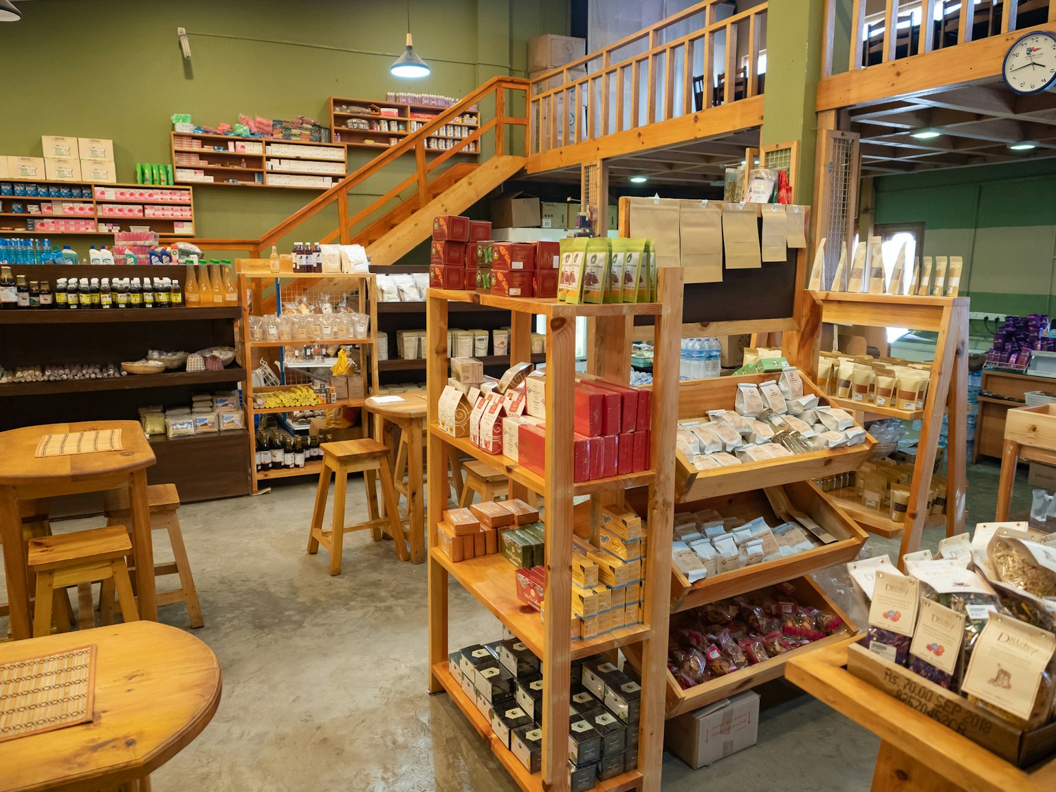 Interior de una tienda con estanterías de madera llenas de productos