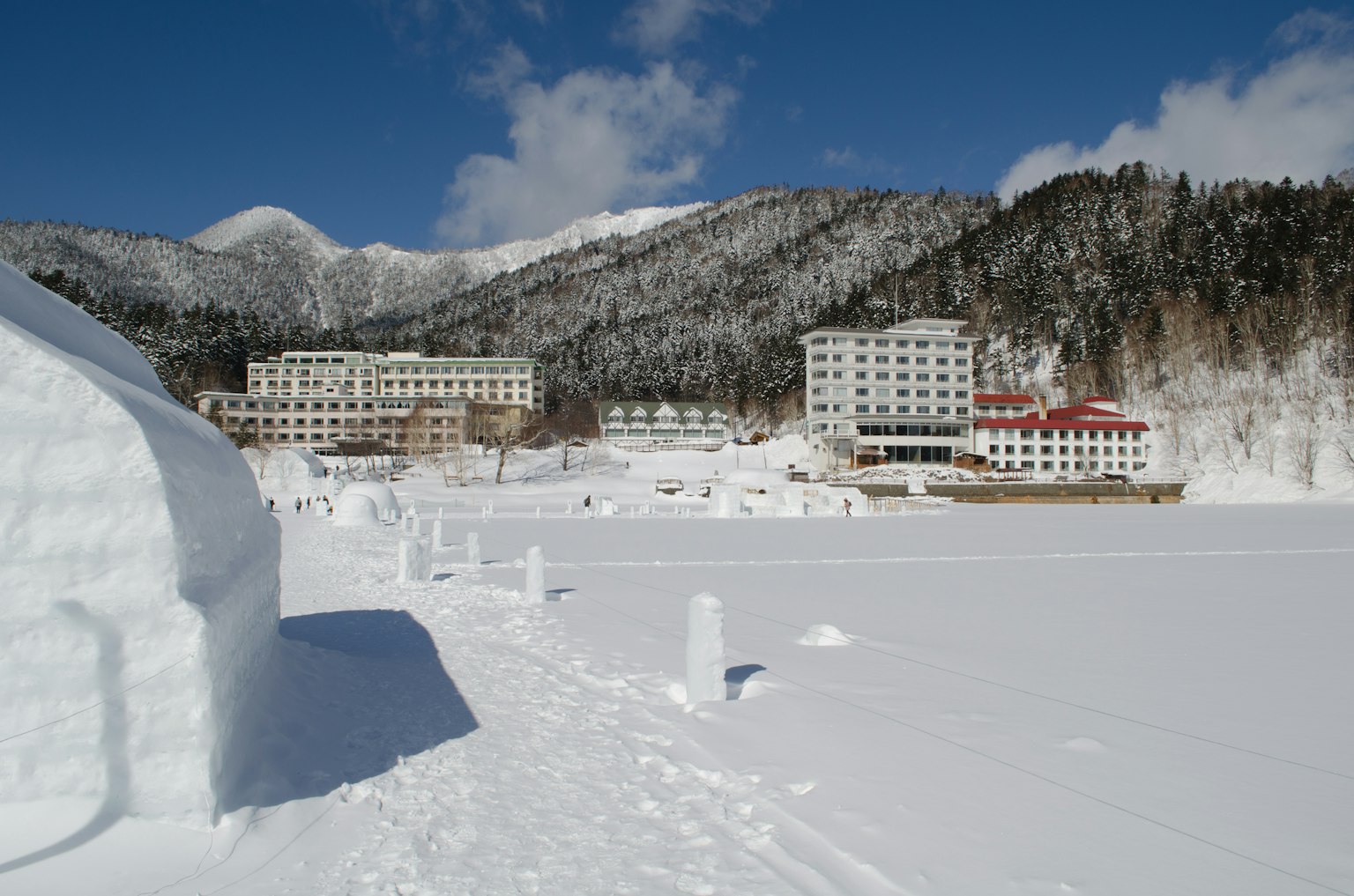 Paysage d'hiver avec des montagnes enneigées et des hôtels