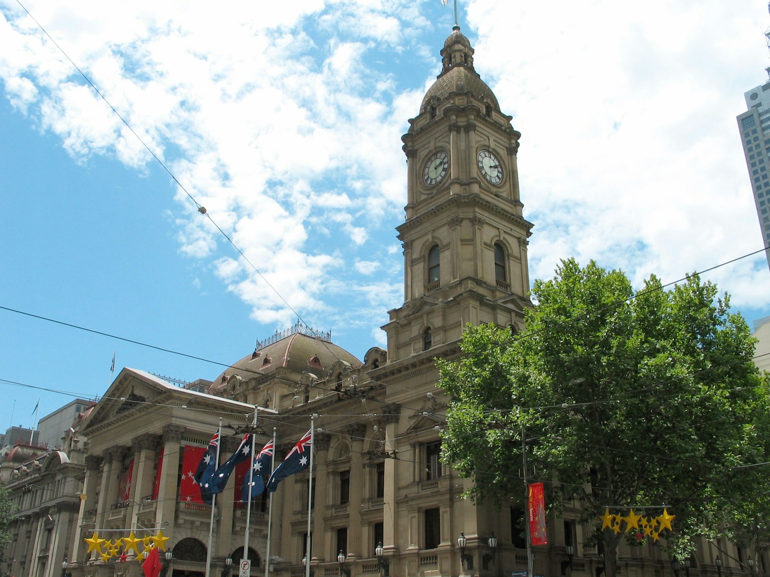 Menara jam Balai Kota Melbourne di bawah langit biru cerah