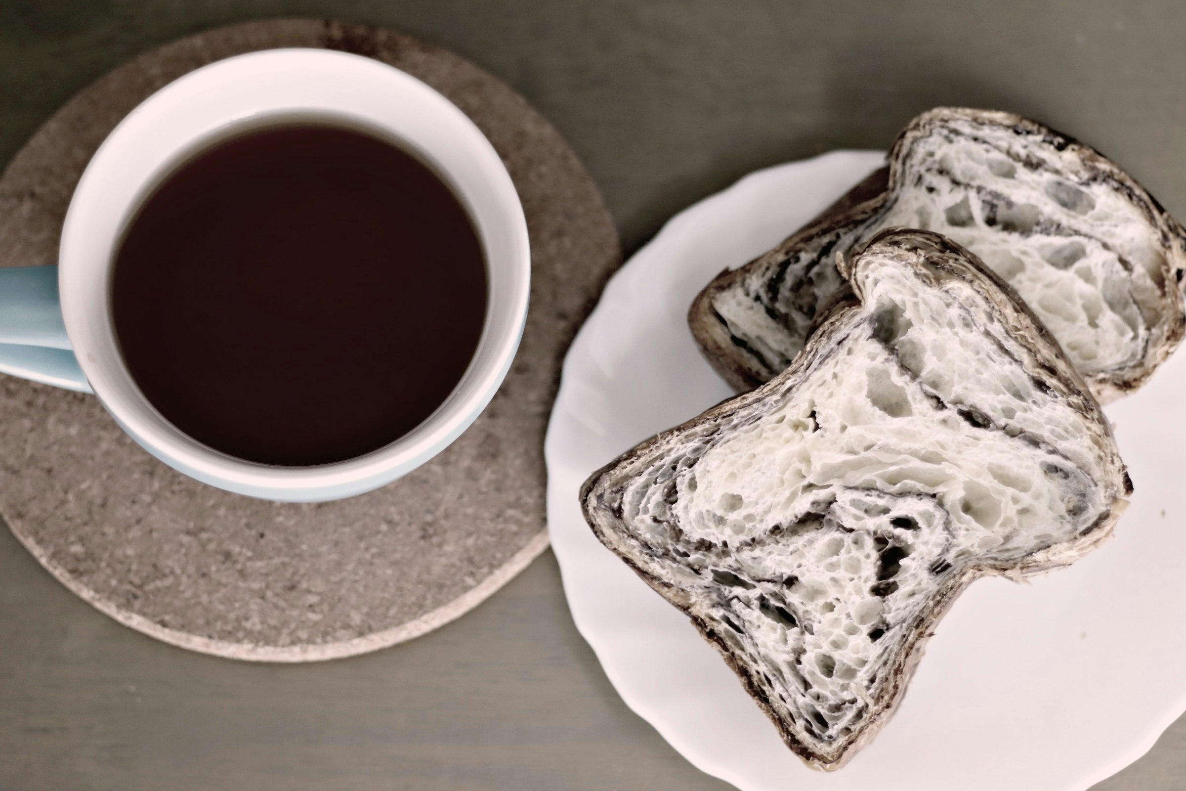 đĩa bữa sáng với cà phê và bánh mì nướng bơ