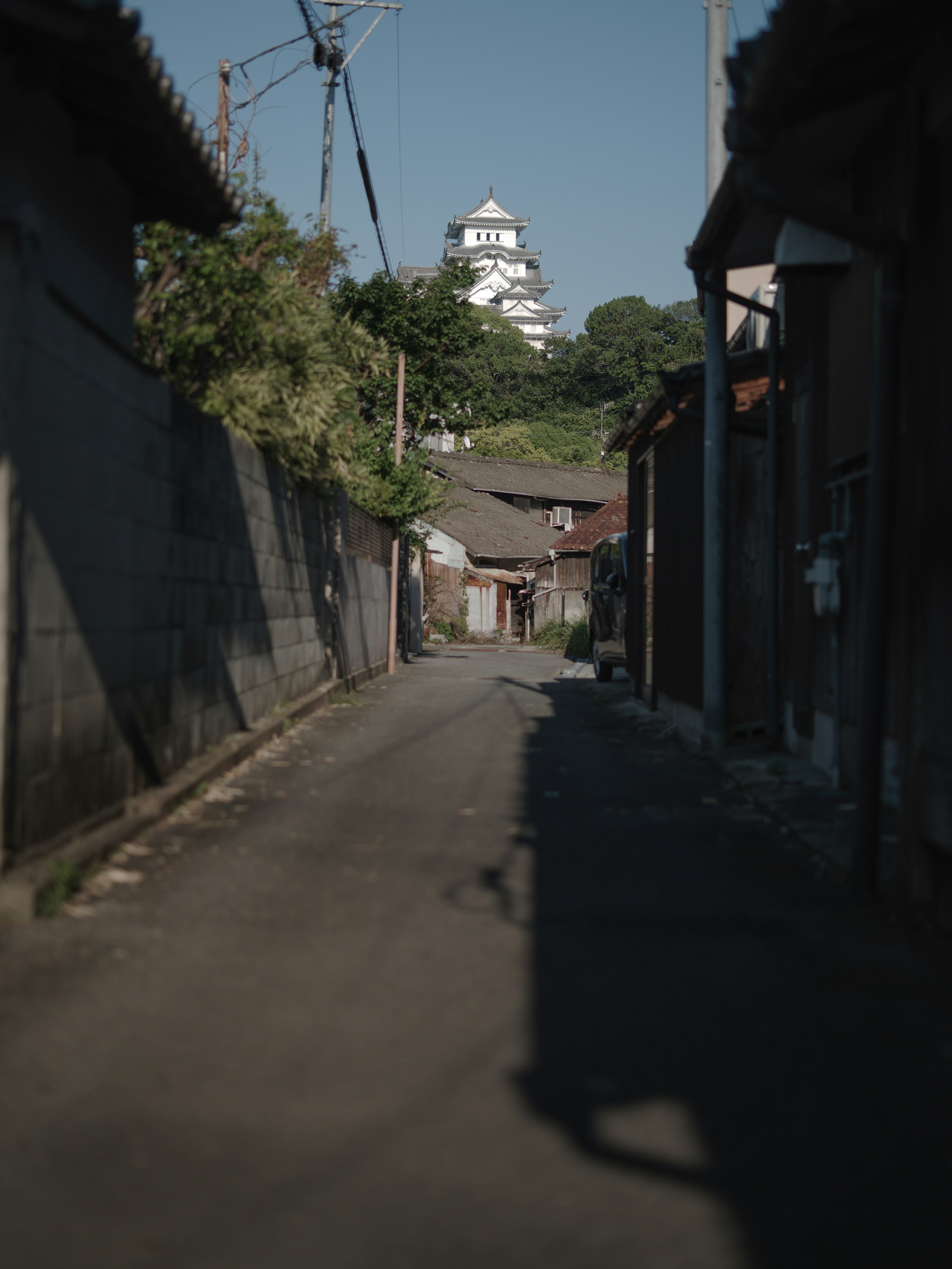 細い路地の奥に見える京都の城