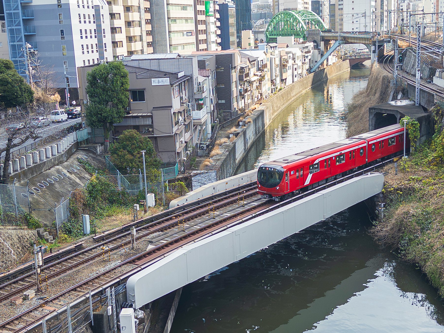 神田川に架かる高架を走る丸ノ内線の赤い電車