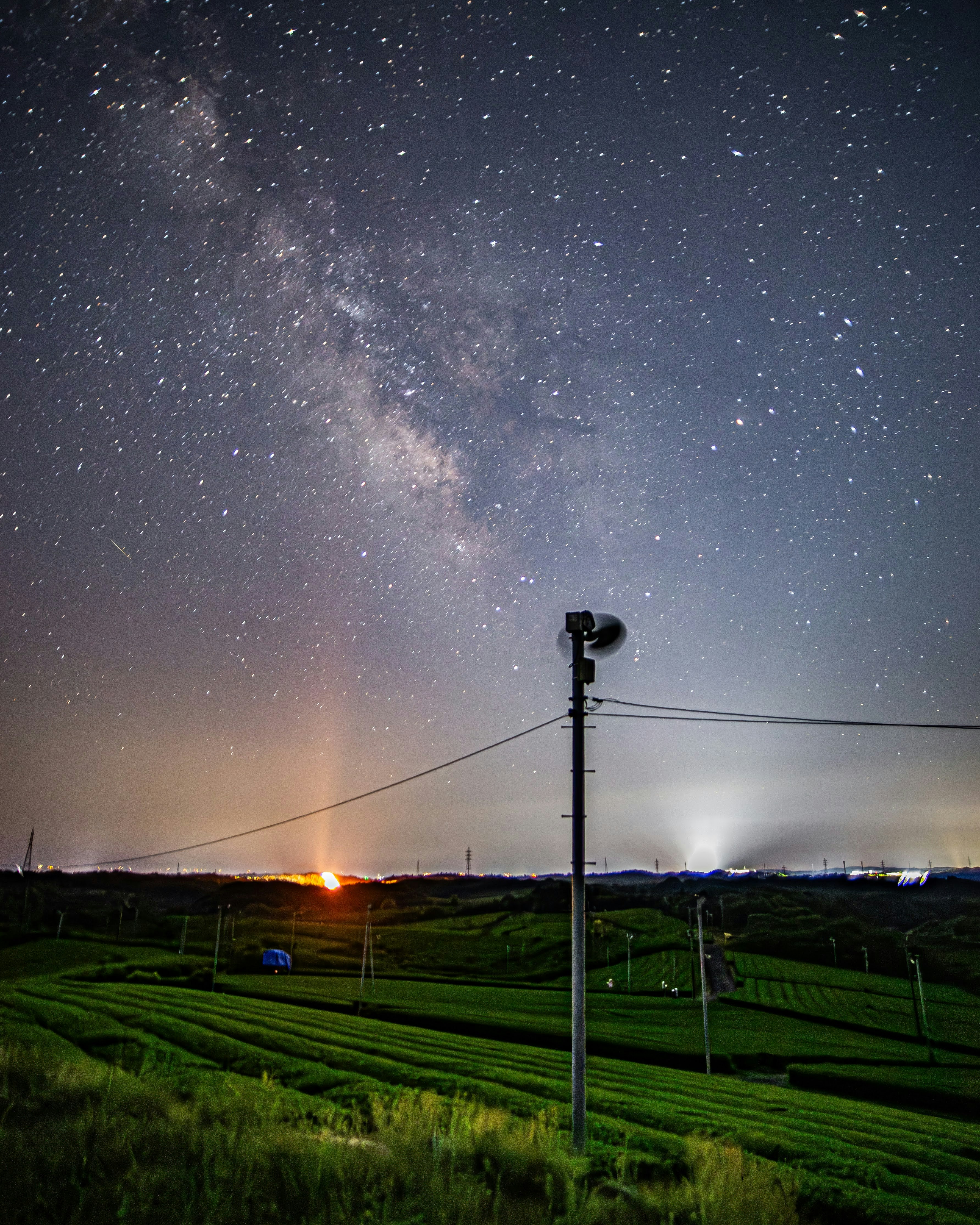 繁星夜空下的銀河與鄉村景色