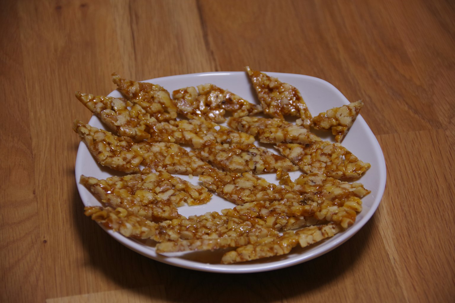 Plato de nueces cubiertas de caramelo dispuestas de manera decorativa