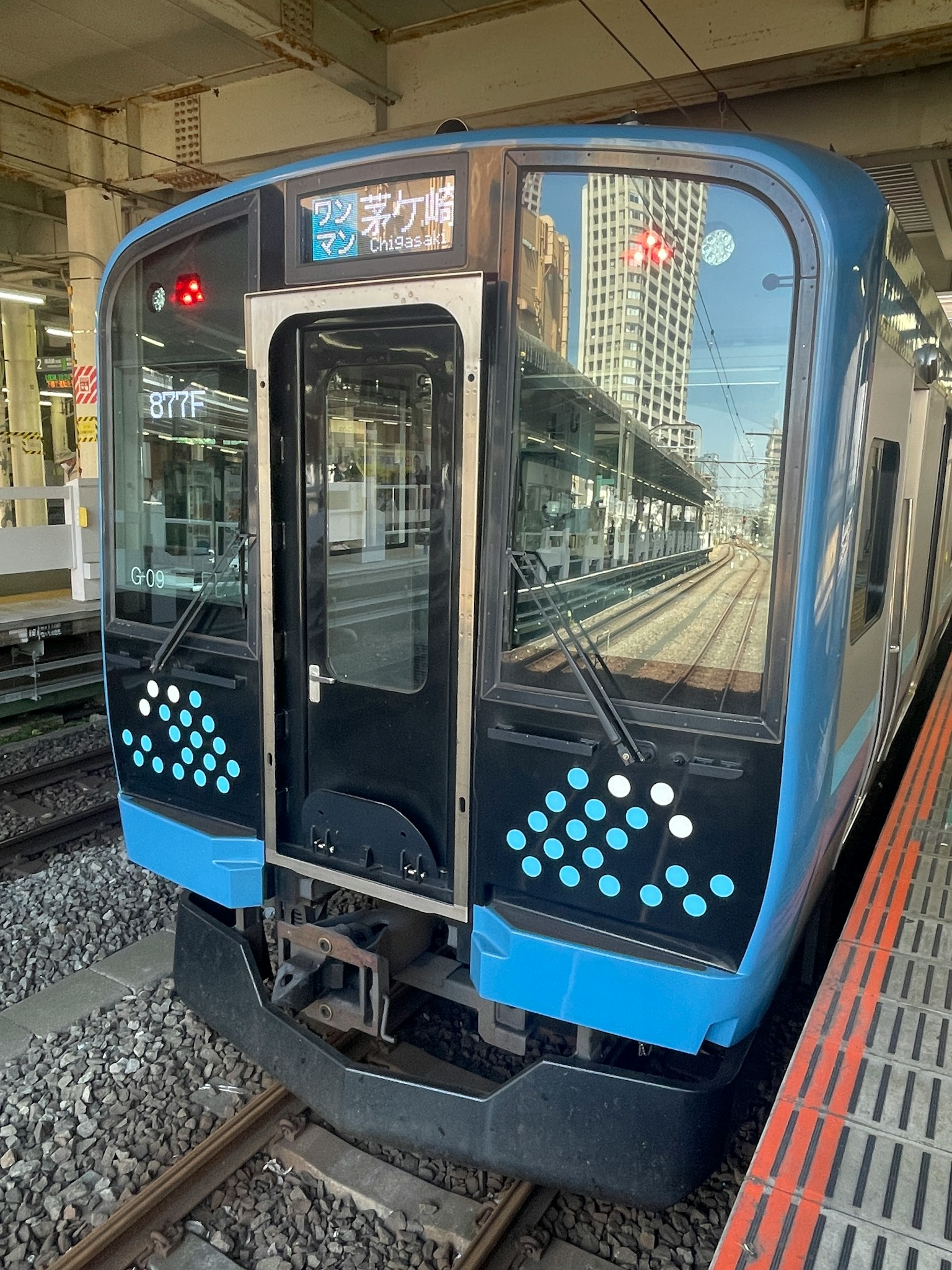 ด้านหน้ารถไฟสีน้ำเงินที่สถานี