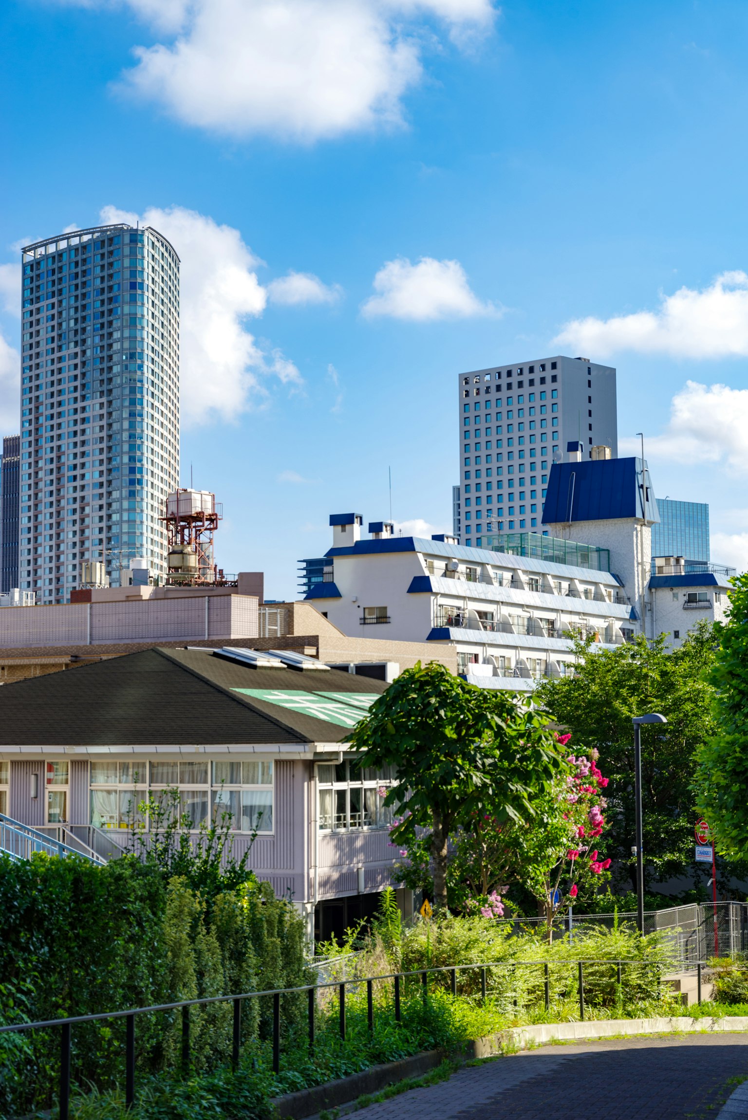 ทิวทัศน์เมืองที่มีตึกระฟ้าสมัยใหม่และพื้นที่อยู่อาศัยที่เขียวขจี