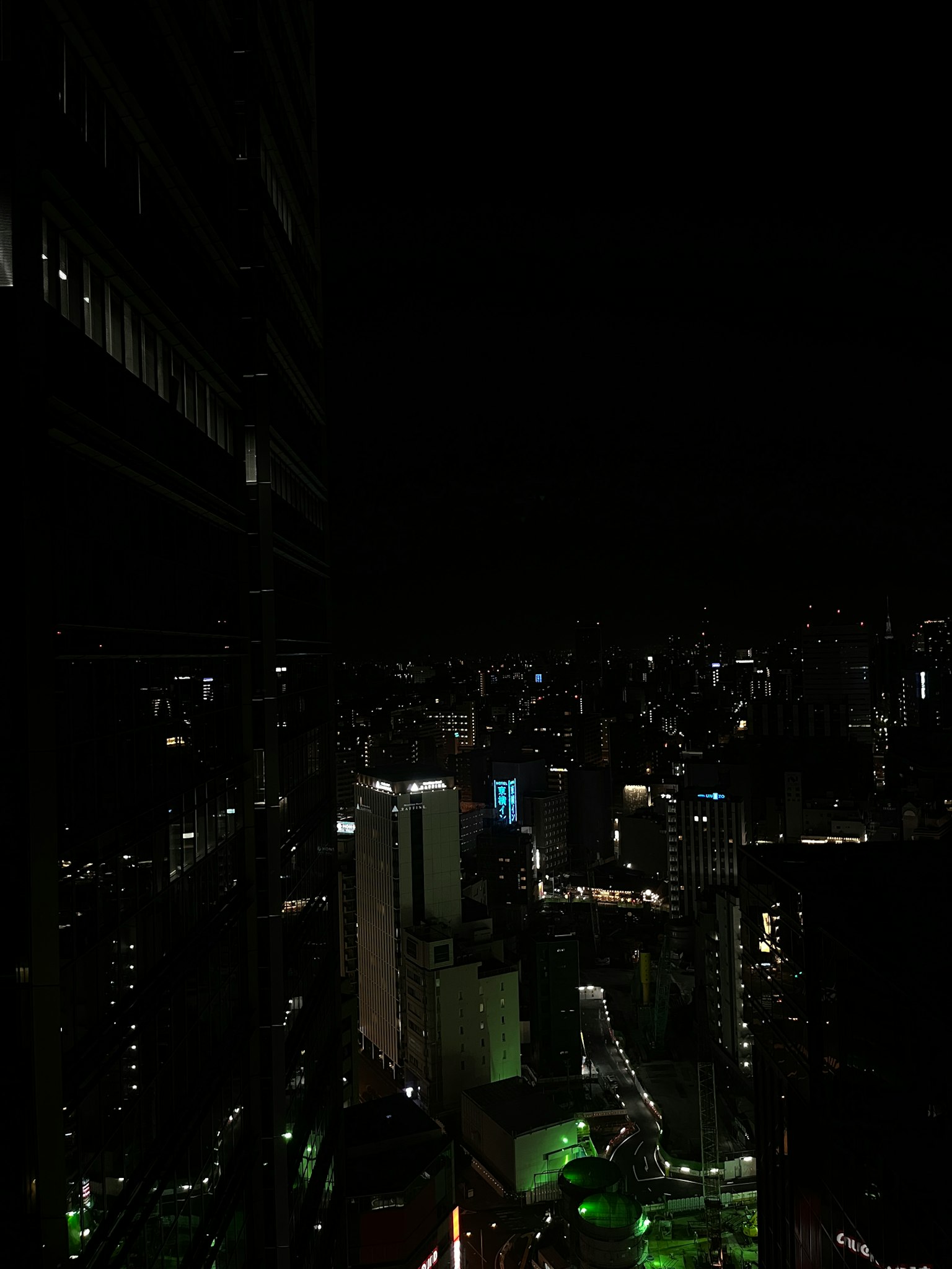 Vue nocturne d'une ville avec des gratte-ciels illuminés