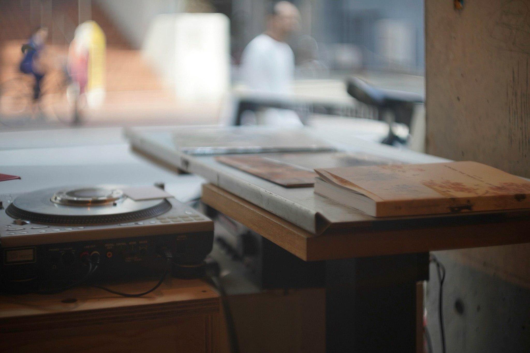 espace de travail de cuisine avec plans en bois et plaques de cuisson