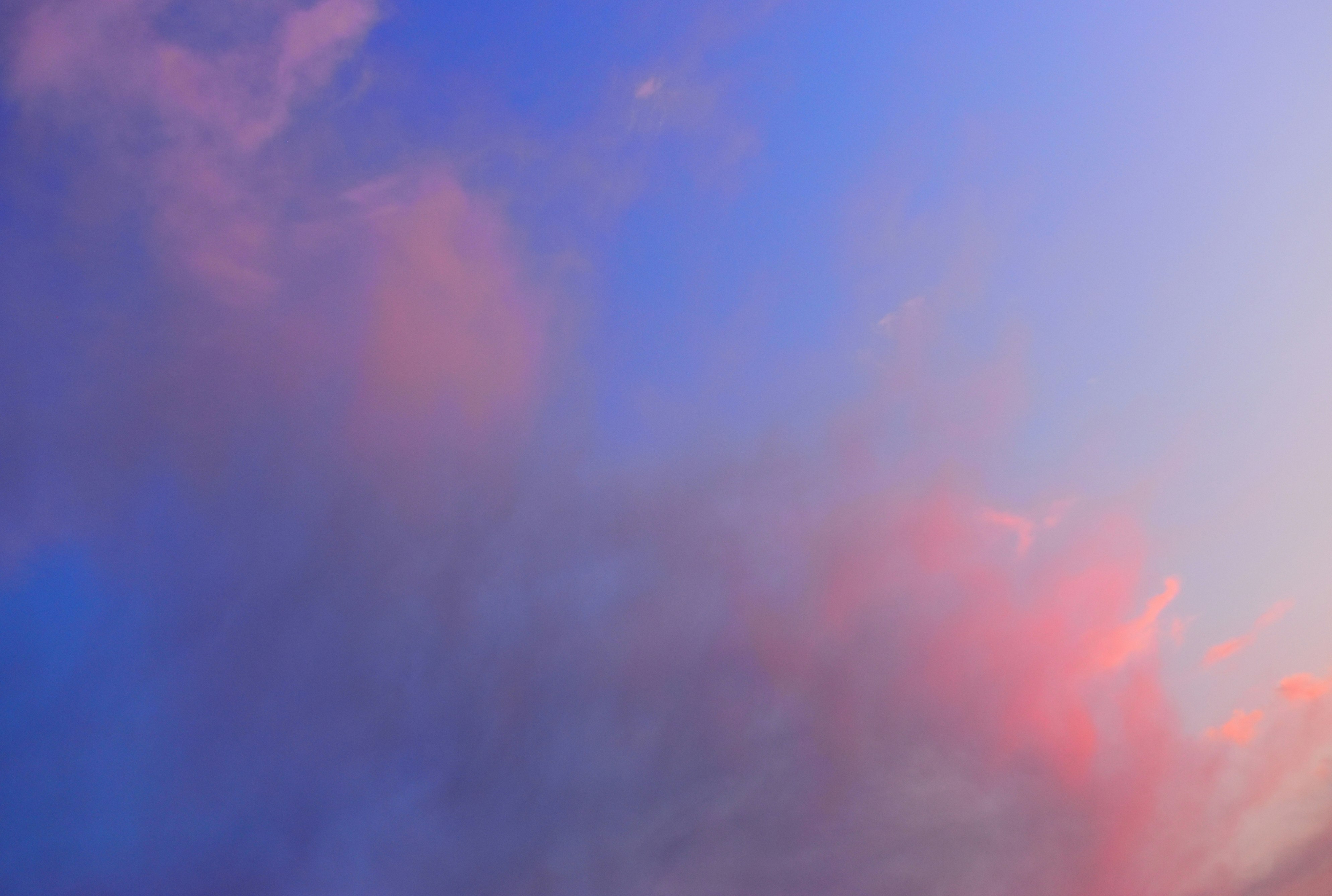 青空に広がる夕雲の空のグラデーション