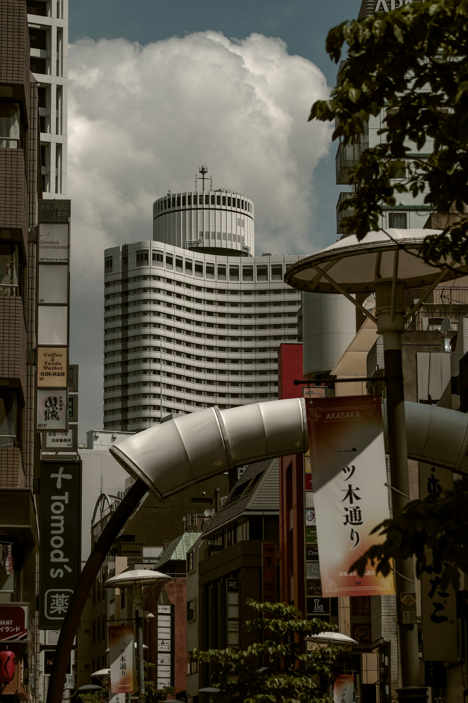 城市風景中高聳的摩天大樓和多雲的天空