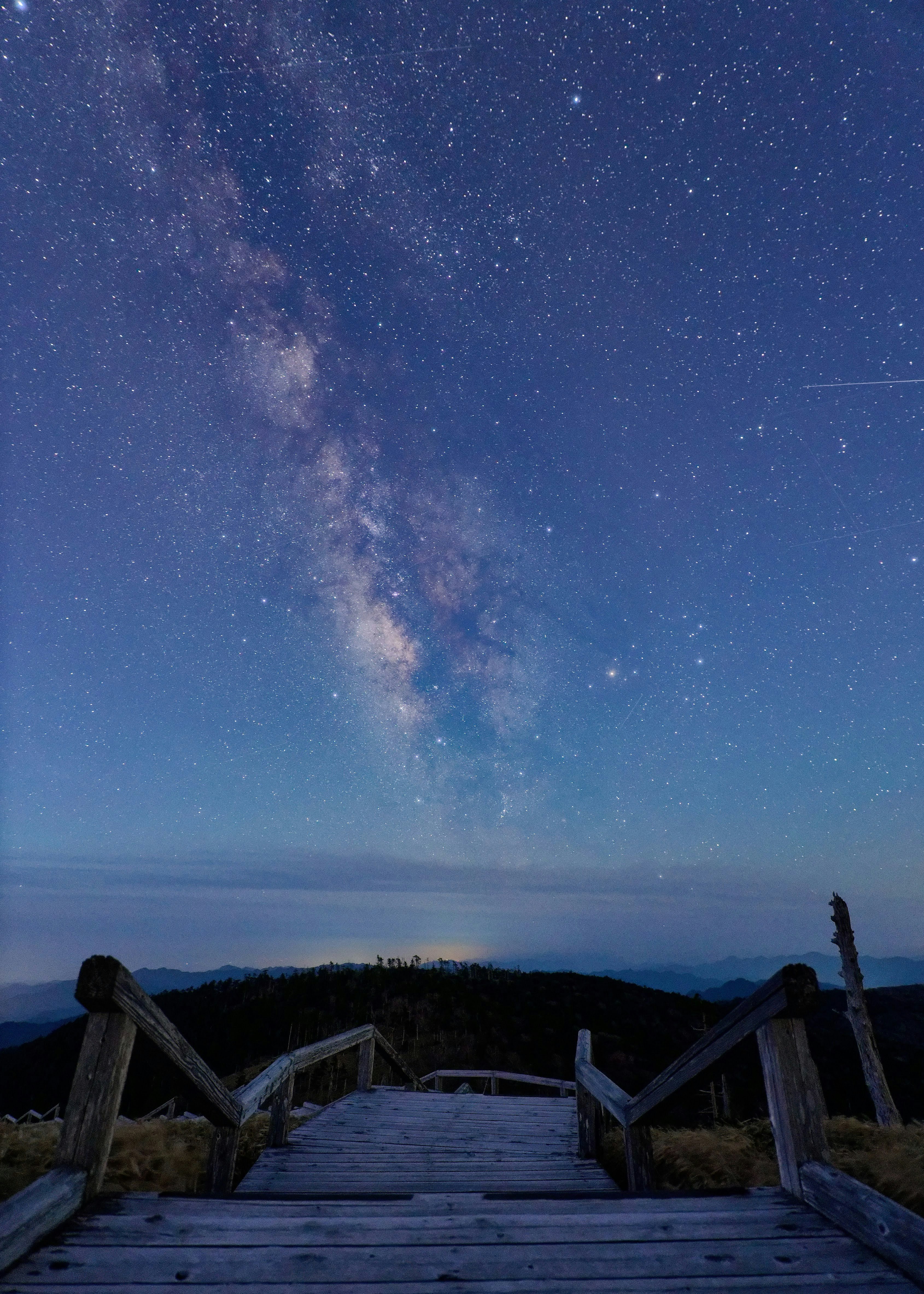 黎明前の大台ヶ原で見上げる星空と天の川のある夜空