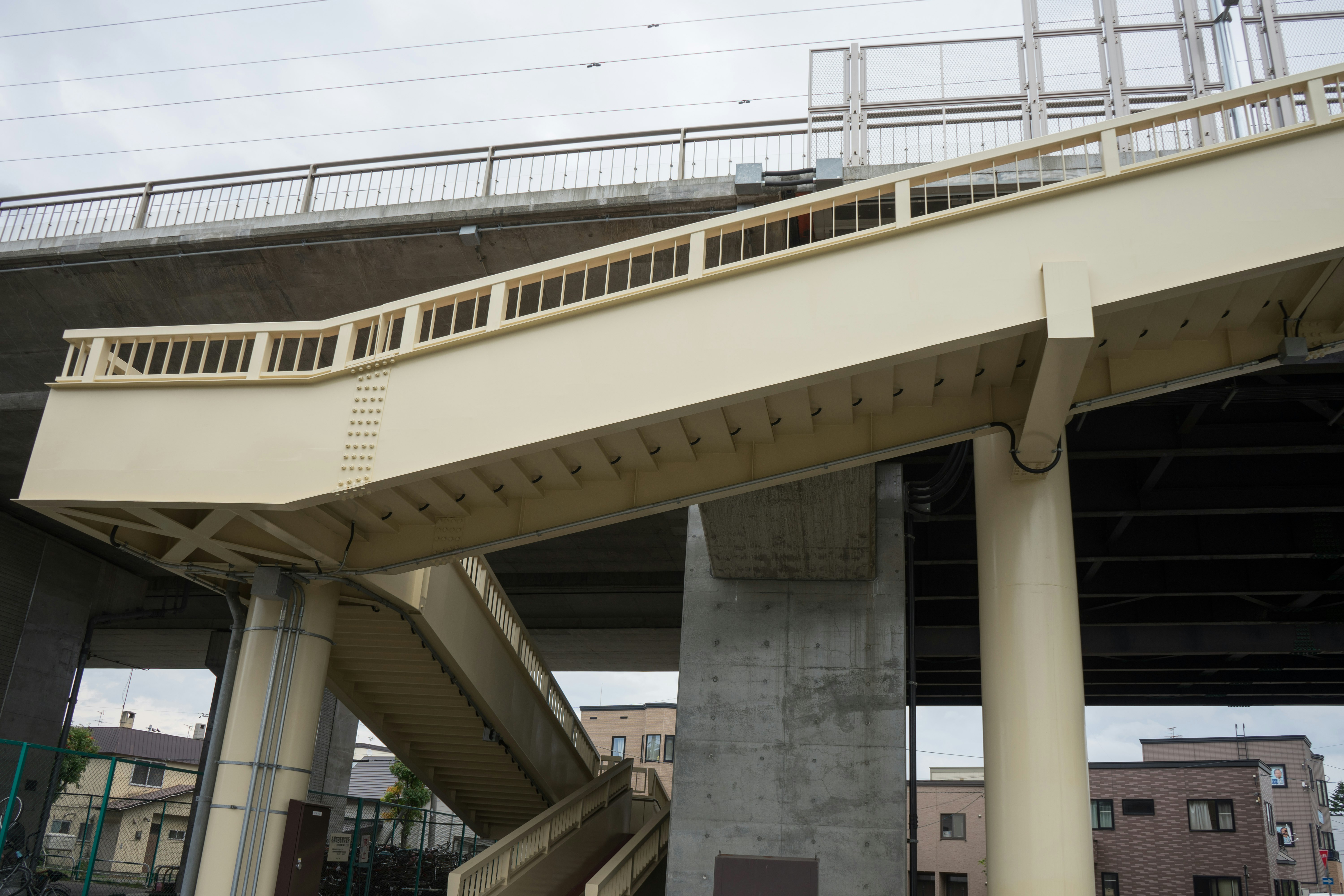 高架高架橋與車站月台的城市景象