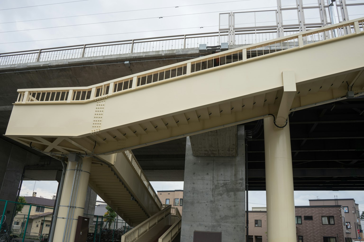 Scène urbaine avec un escalier et un viaduc