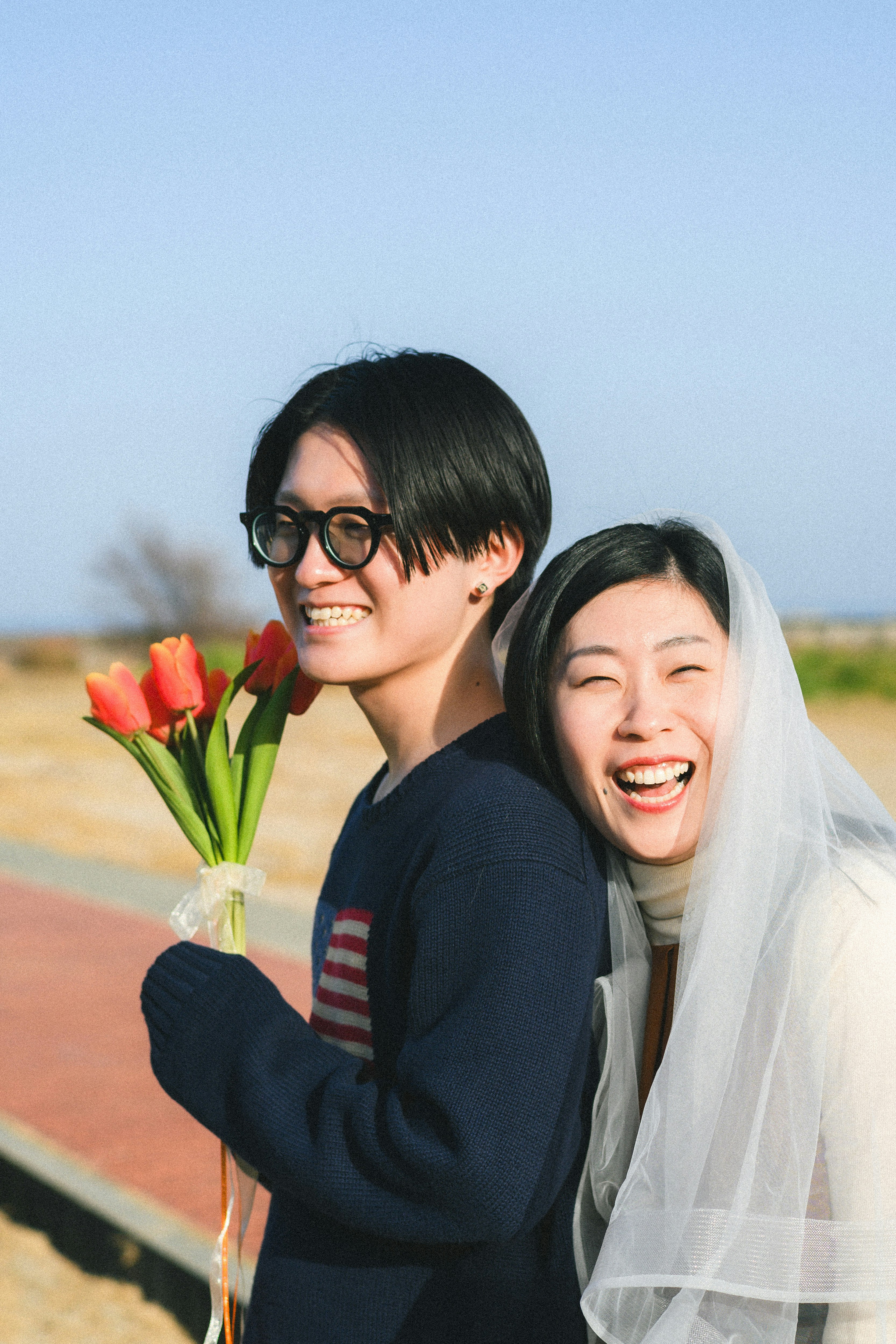 Portrait d'un couple souriant avec un bouquet de tulipes