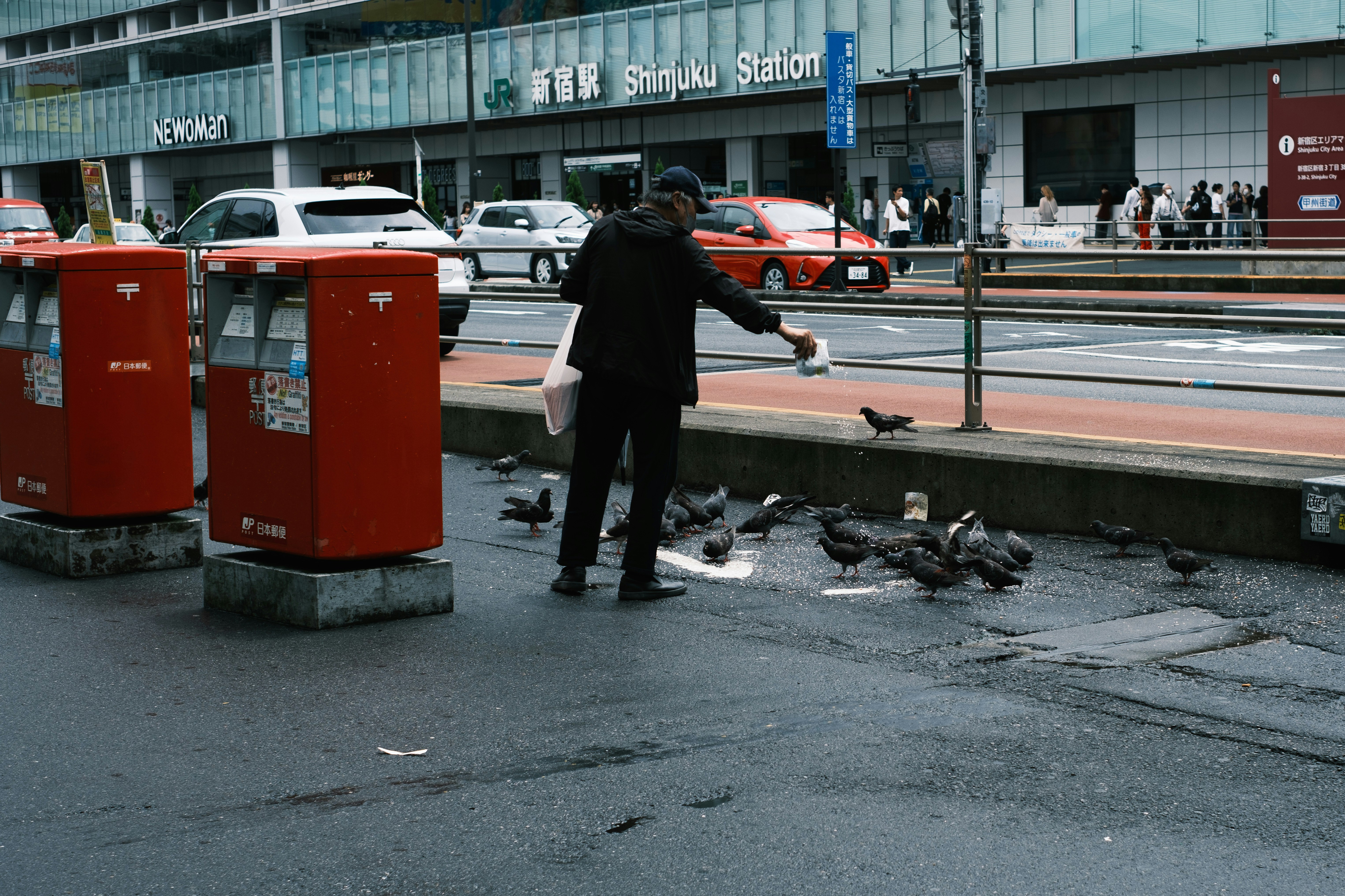 新宿站附近的公車站街景