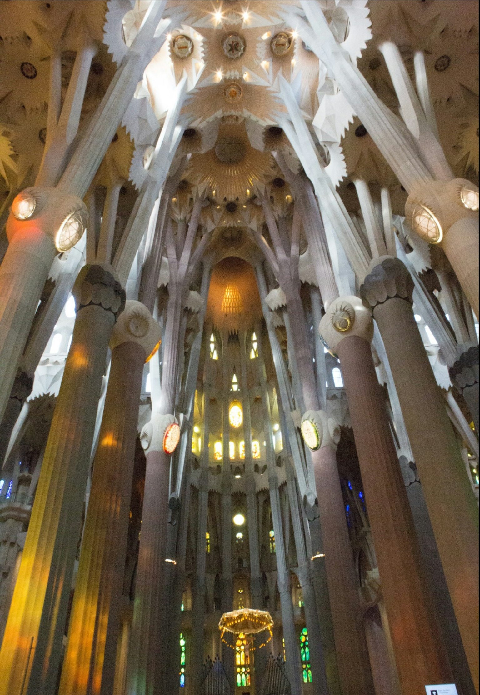 Pemandangan interior Sagrada Familia menampilkan langit-langit dan kolom yang rumit